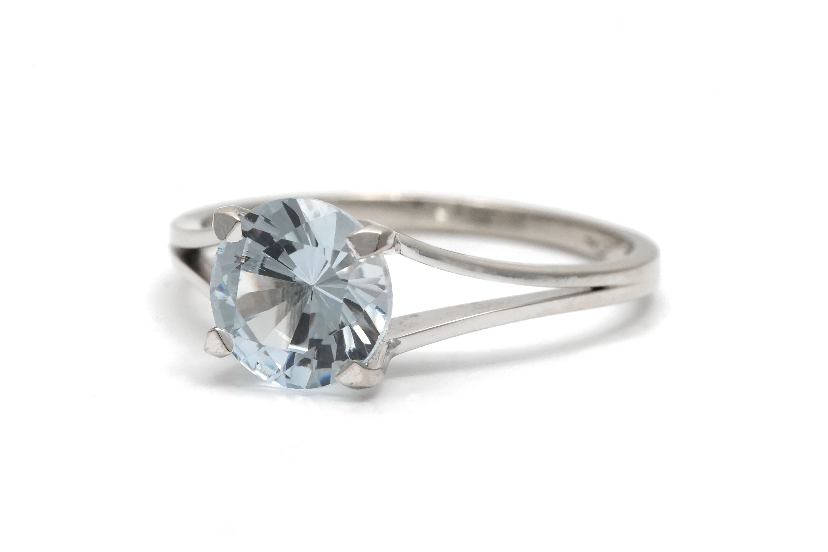 Bague contemporaine en or blanc 18 carats sertie d'une aigue marine