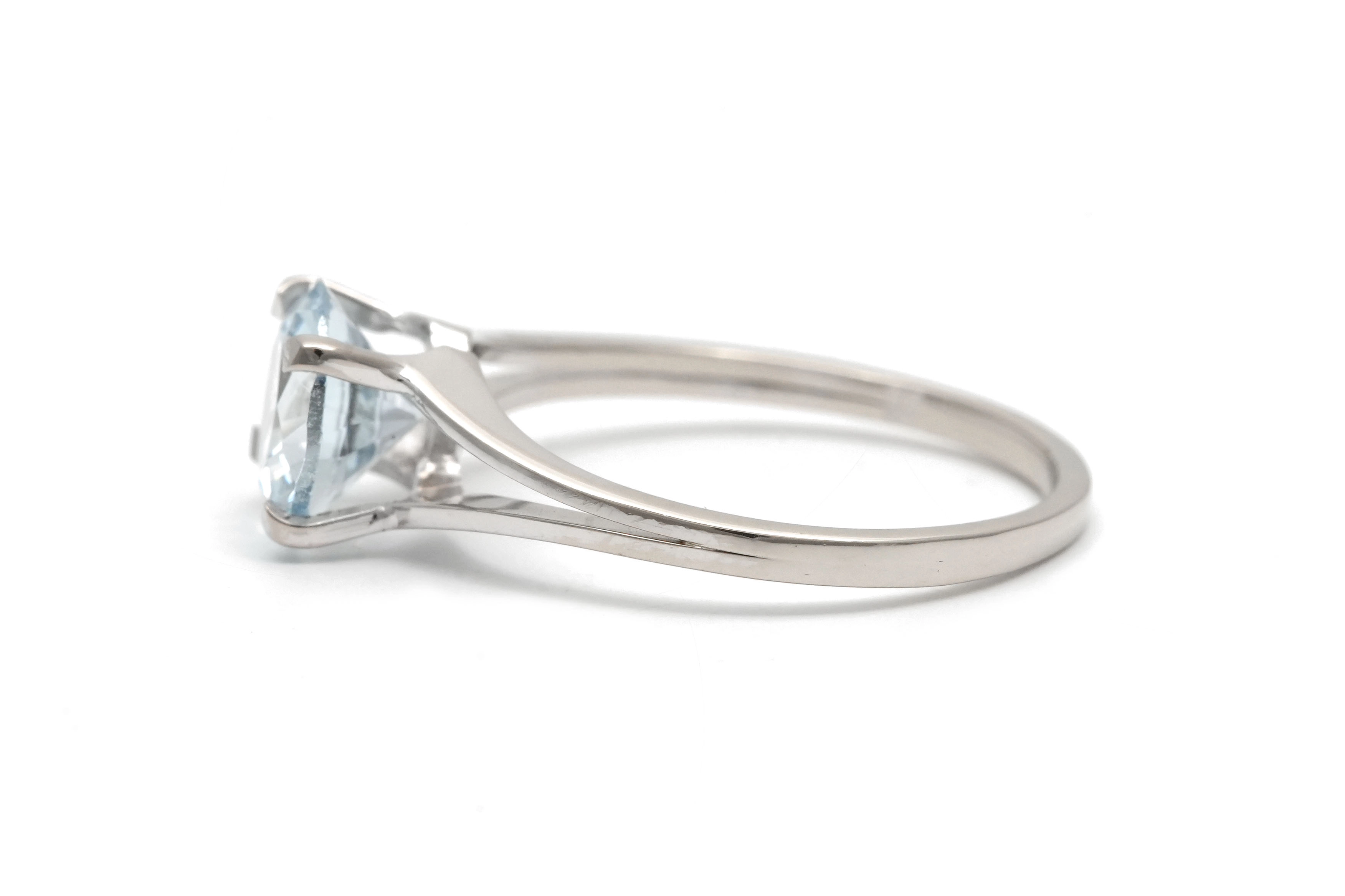 Bague contemporaine en or blanc 18 carats sertie d'une aigue marine