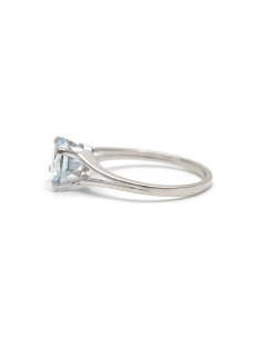 Bague contemporaine en or blanc 18 carats sertie d'une aigue marine