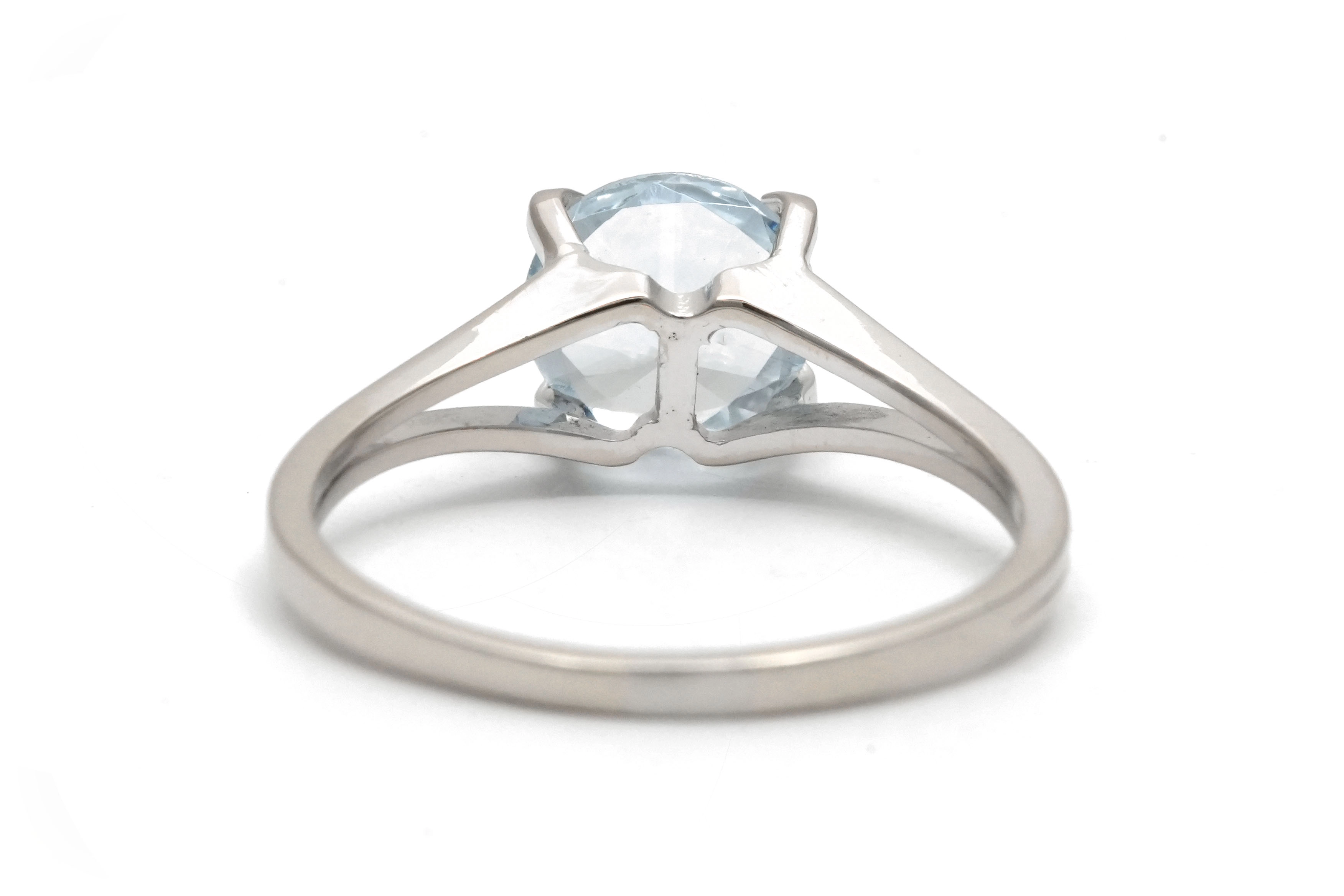 Bague contemporaine en or blanc 18 carats sertie d'une aigue marine