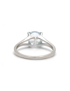 Bague contemporaine en or blanc 18 carats sertie d'une aigue marine