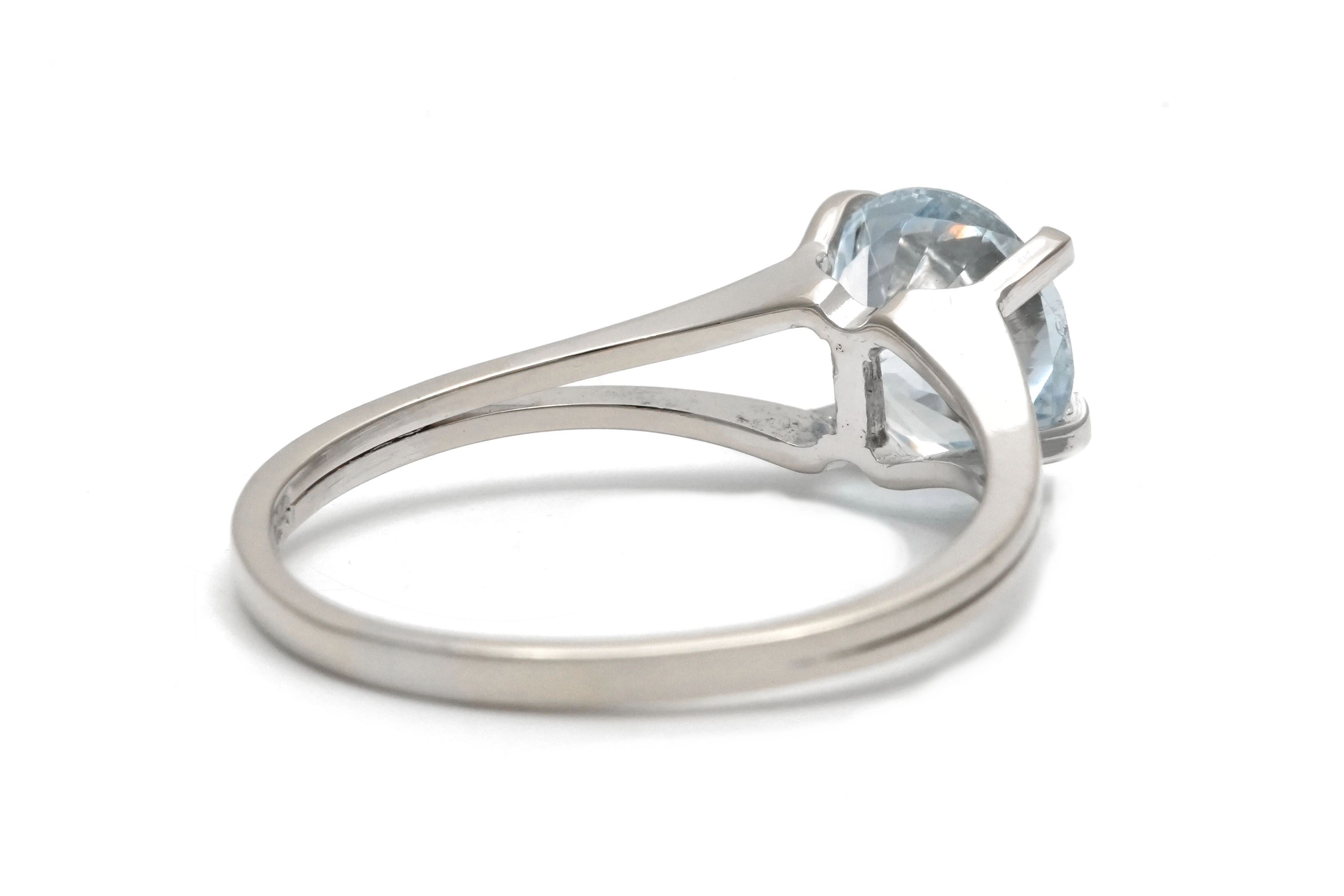 Bague contemporaine en or blanc 18 carats sertie d'une aigue marine
