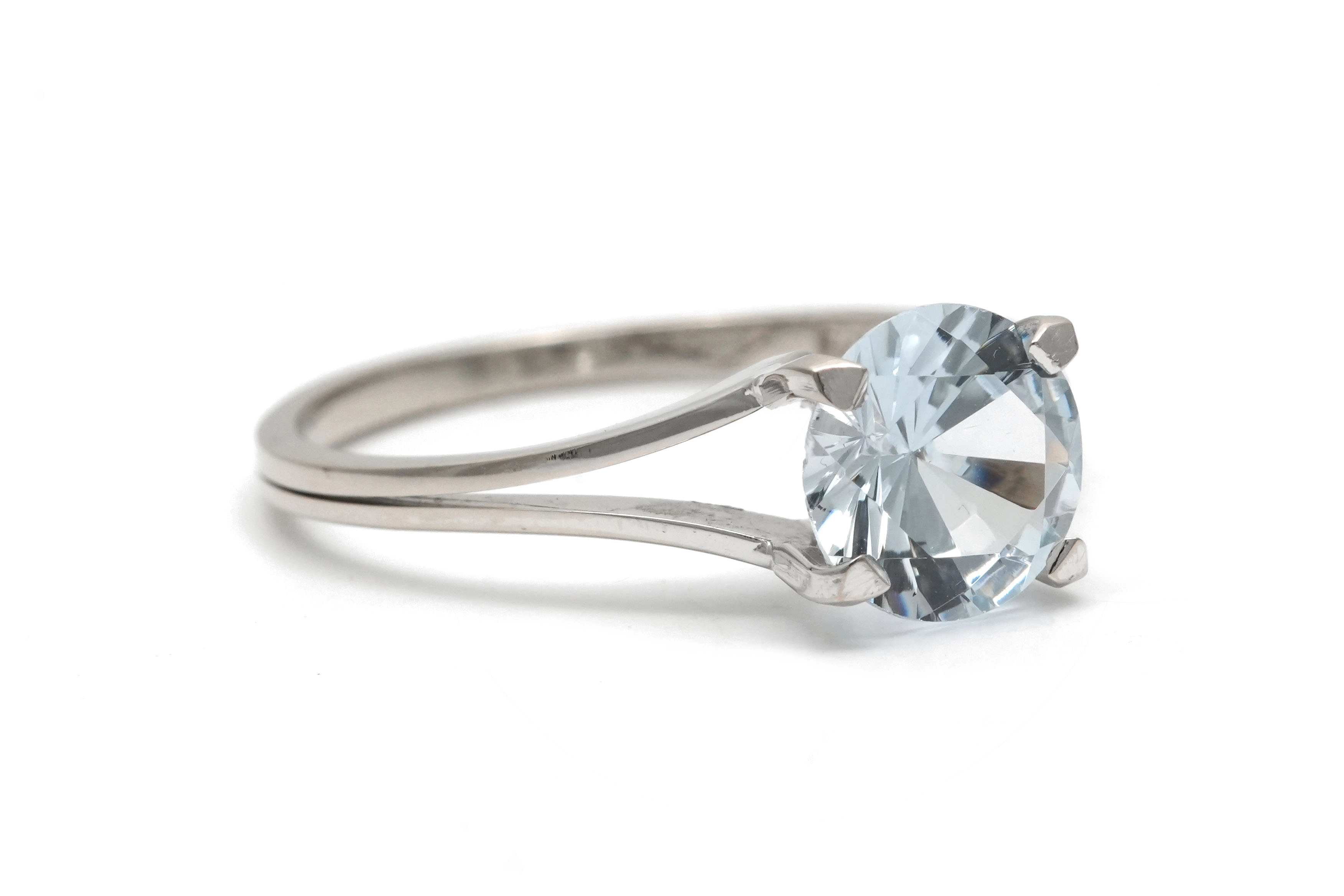 Bague contemporaine en or blanc 18 carats sertie d'une aigue marine