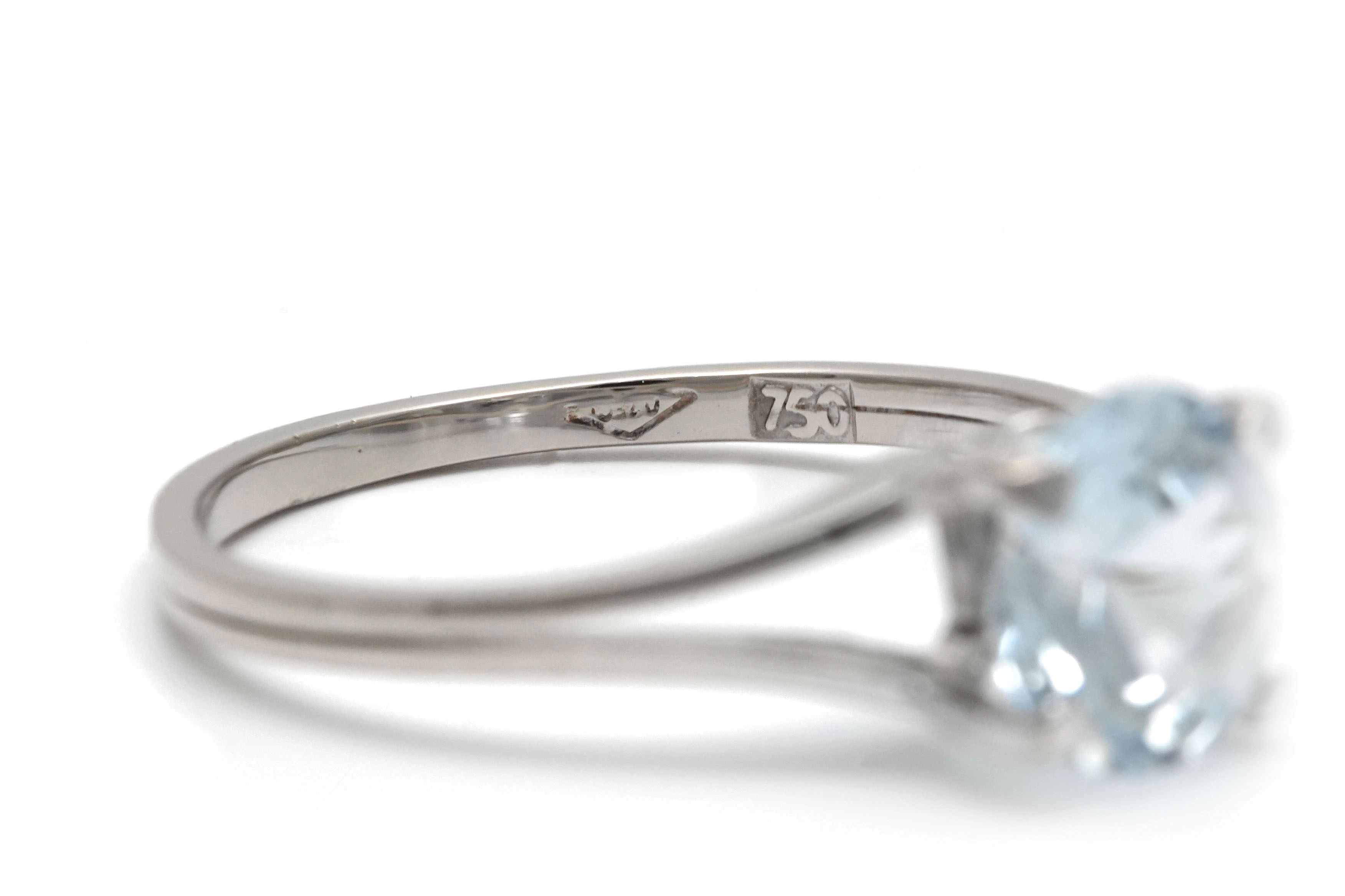 Bague contemporaine en or blanc 18 carats sertie d'une aigue marine