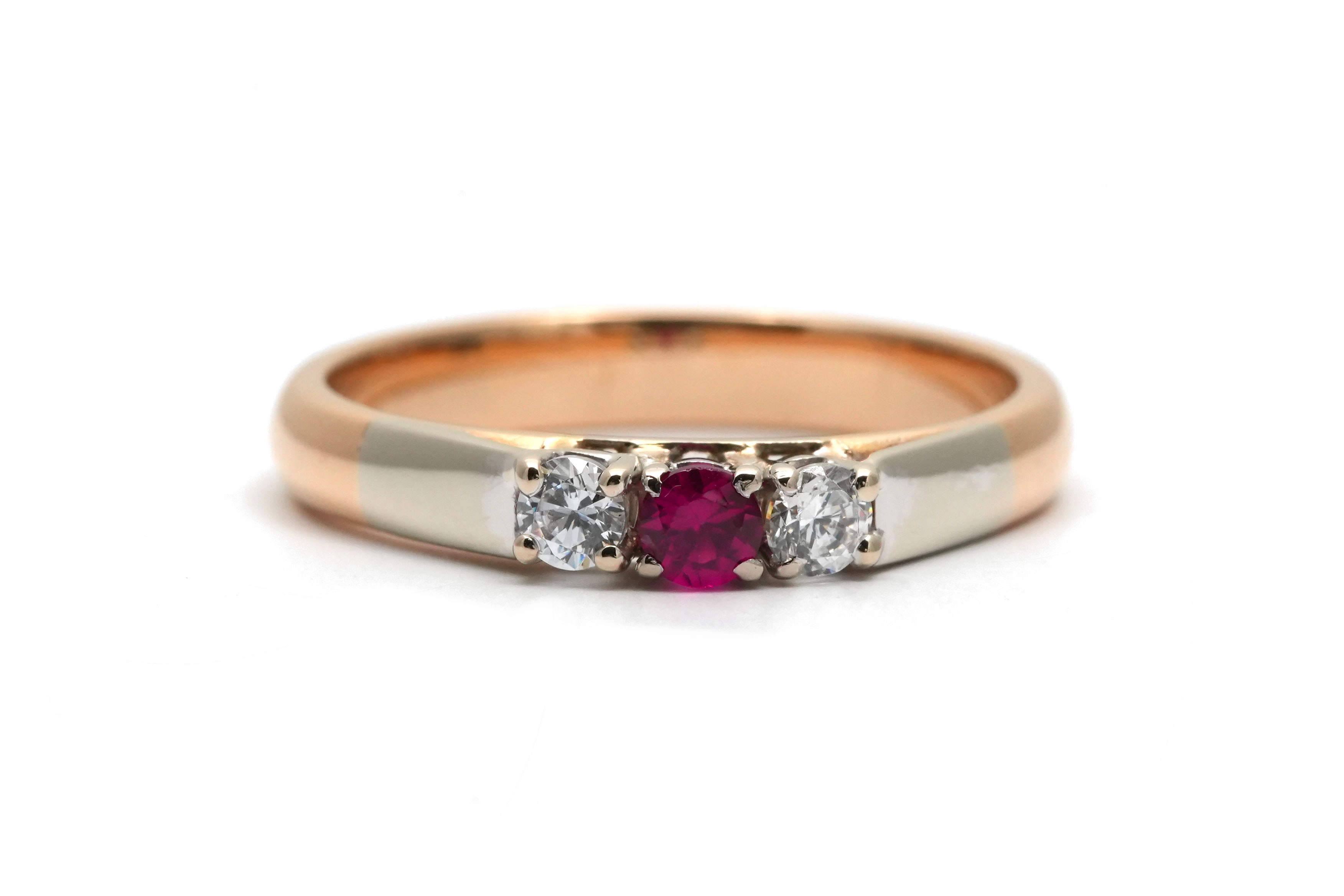Bague contemporaine en or jaune 18 carats sertie d'un rubis de synthèse et de diamants taille "brillant" (+-0.20 ct)