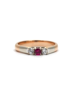 Bague contemporaine en or jaune 18 carats sertie d'un rubis de synthèse et de diamants taille "brillant" (+-0.20 ct)