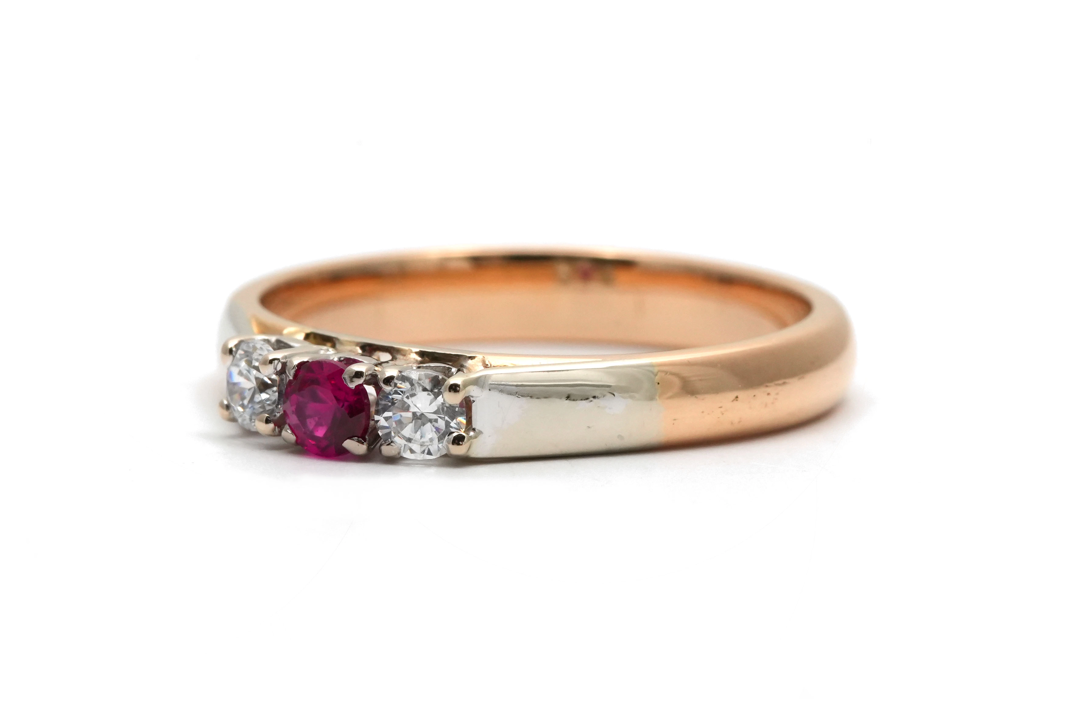 Bague contemporaine en or jaune 18 carats sertie d'un rubis de synthèse et de diamants taille "brillant" (+-0.20 ct)