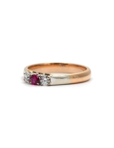 Bague contemporaine en or jaune 18 carats sertie d'un rubis de synthèse et de diamants taille "brillant" (+-0.20 ct)
