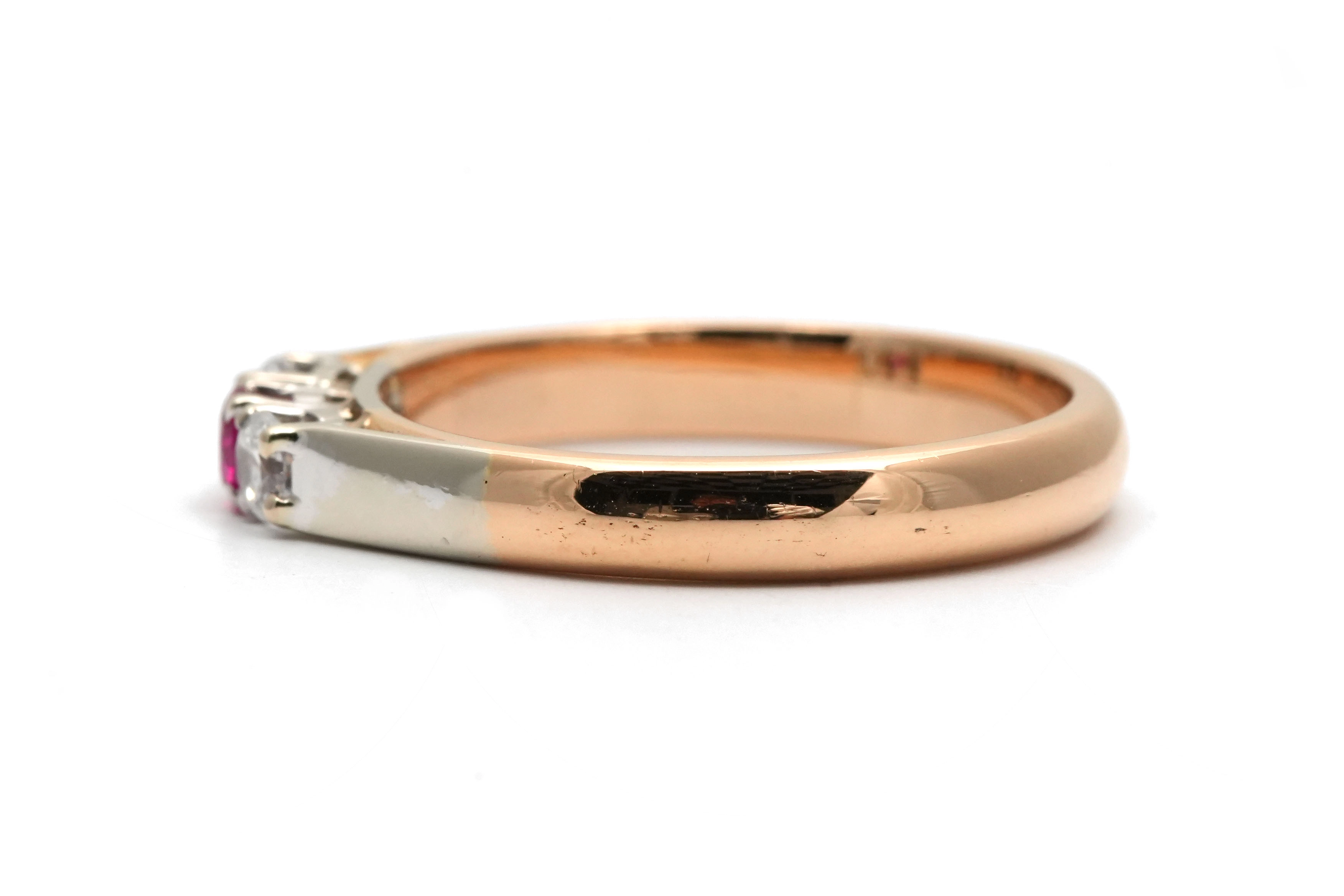 Bague contemporaine en or jaune 18 carats sertie d'un rubis de synthèse et de diamants taille "brillant" (+-0.20 ct)