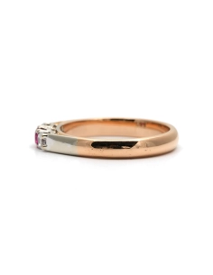 Bague contemporaine en or jaune 18 carats sertie d'un rubis de synthèse et de diamants taille "brillant" (+-0.20 ct)