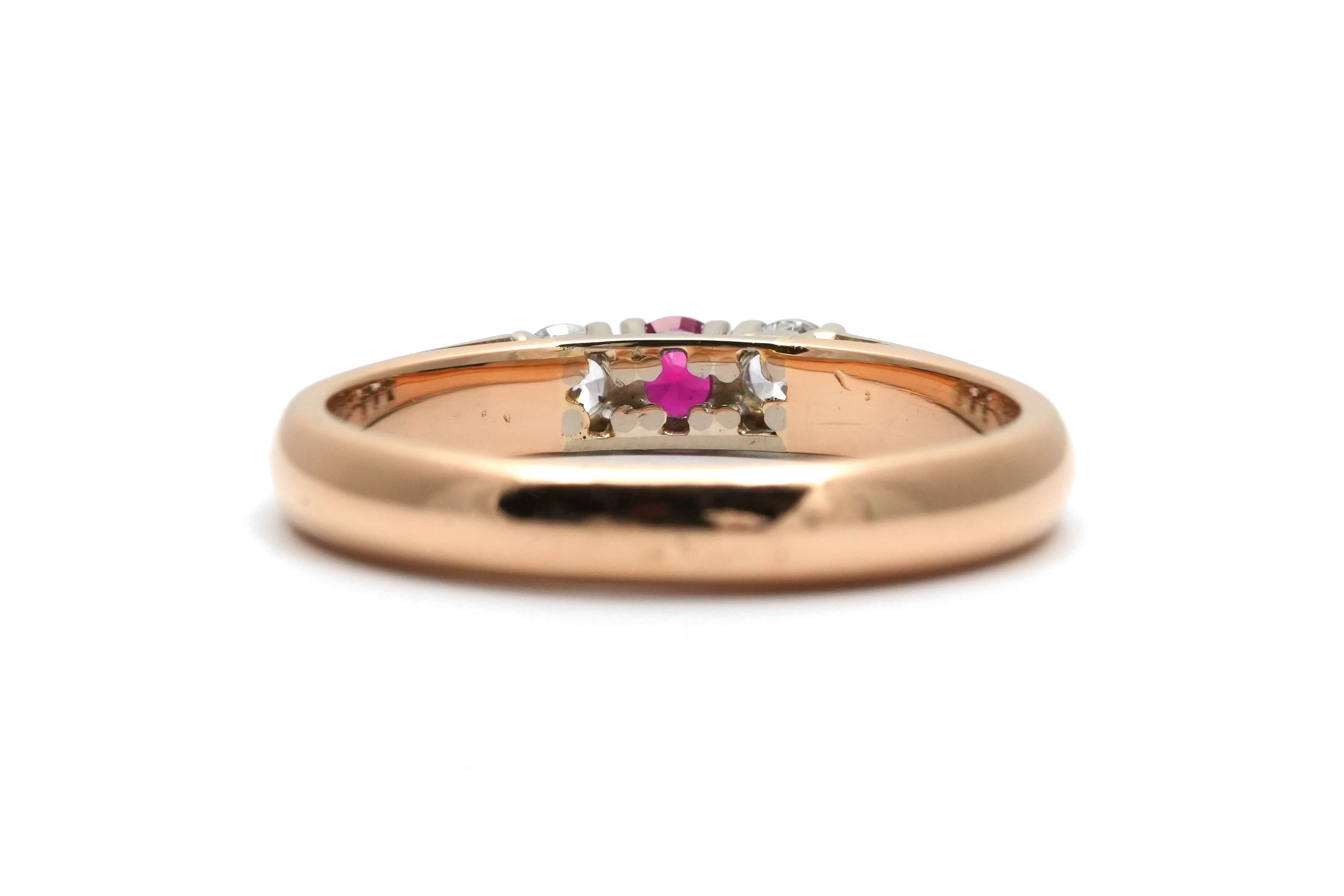 Bague contemporaine en or jaune 18 carats sertie d'un rubis de synthèse et de diamants taille "brillant" (+-0.20 ct)
