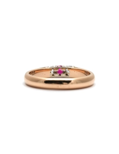 Bague contemporaine en or jaune 18 carats sertie d'un rubis de synthèse et de diamants taille "brillant" (+-0.20 ct)