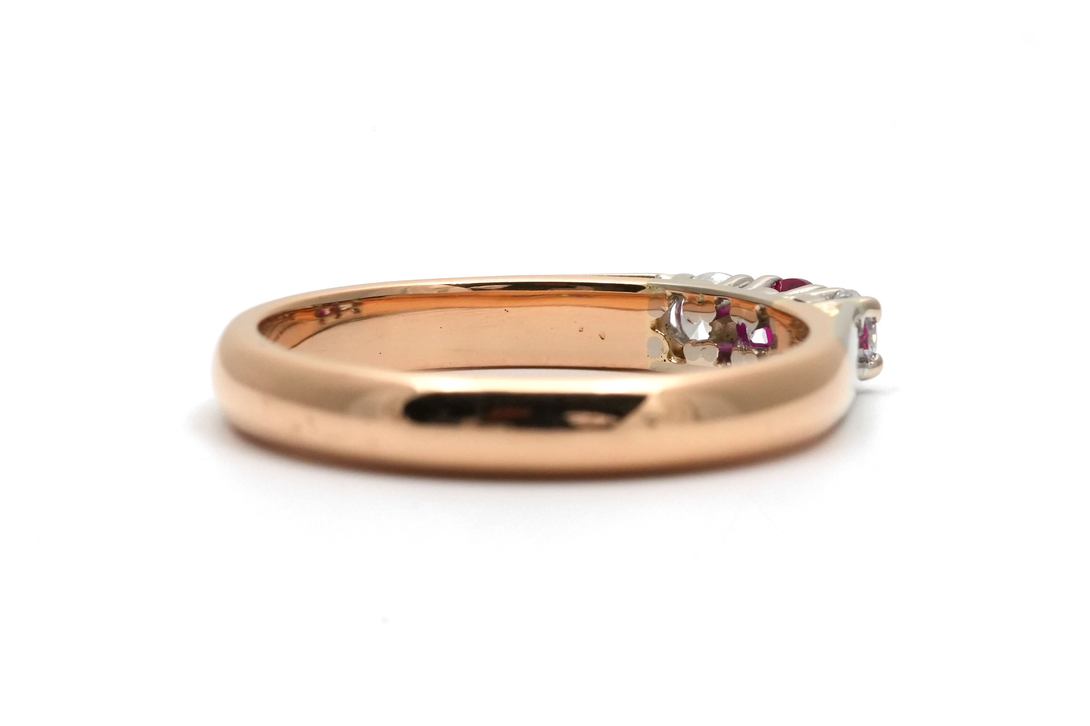 Bague contemporaine en or jaune 18 carats sertie d'un rubis de synthèse et de diamants taille "brillant" (+-0.20 ct)