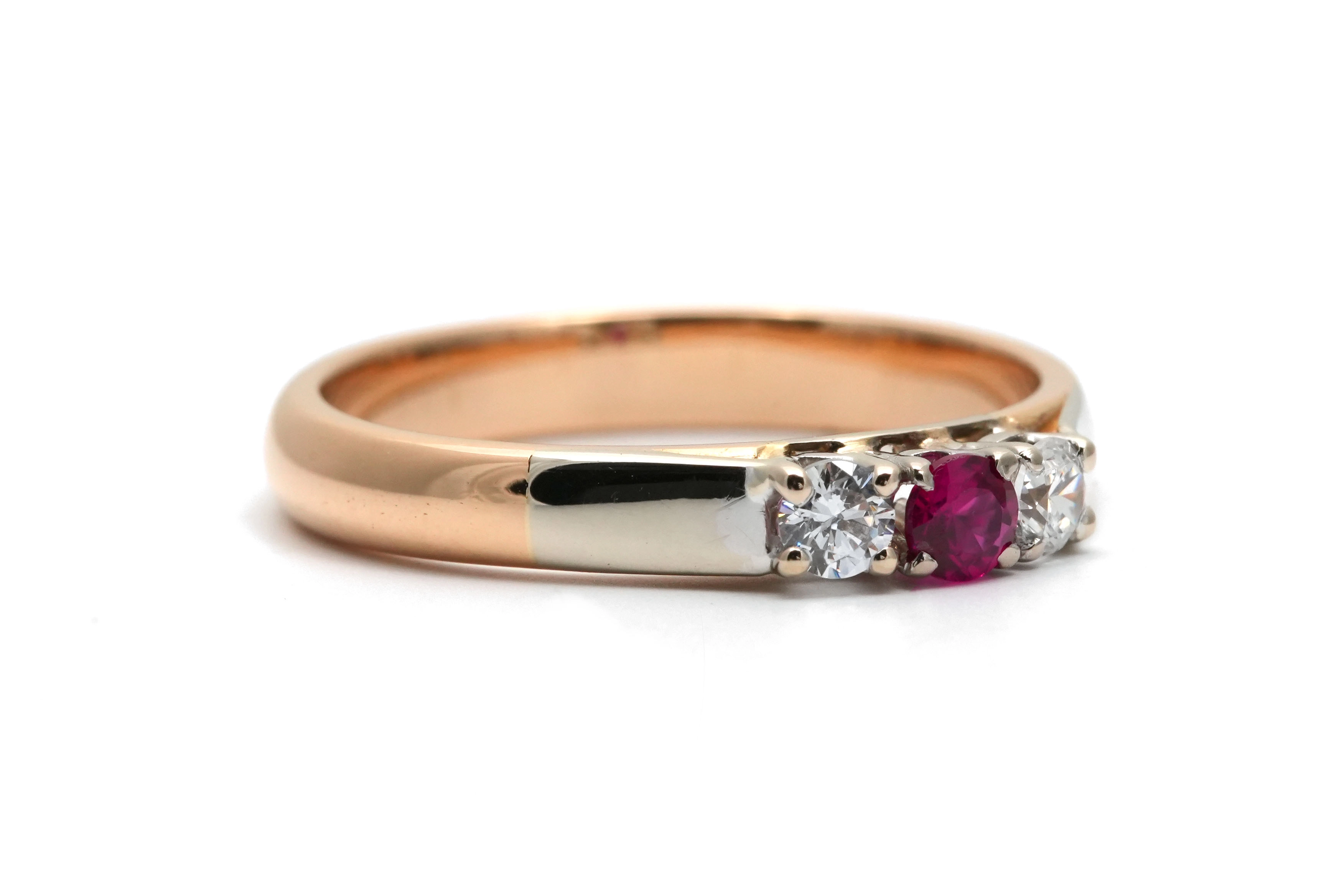 Bague contemporaine en or jaune 18 carats sertie d'un rubis de synthèse et de diamants taille "brillant" (+-0.20 ct)
