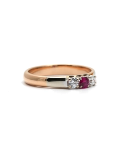 Bague contemporaine en or jaune 18 carats sertie d'un rubis de synthèse et de diamants taille "brillant" (+-0.20 ct)