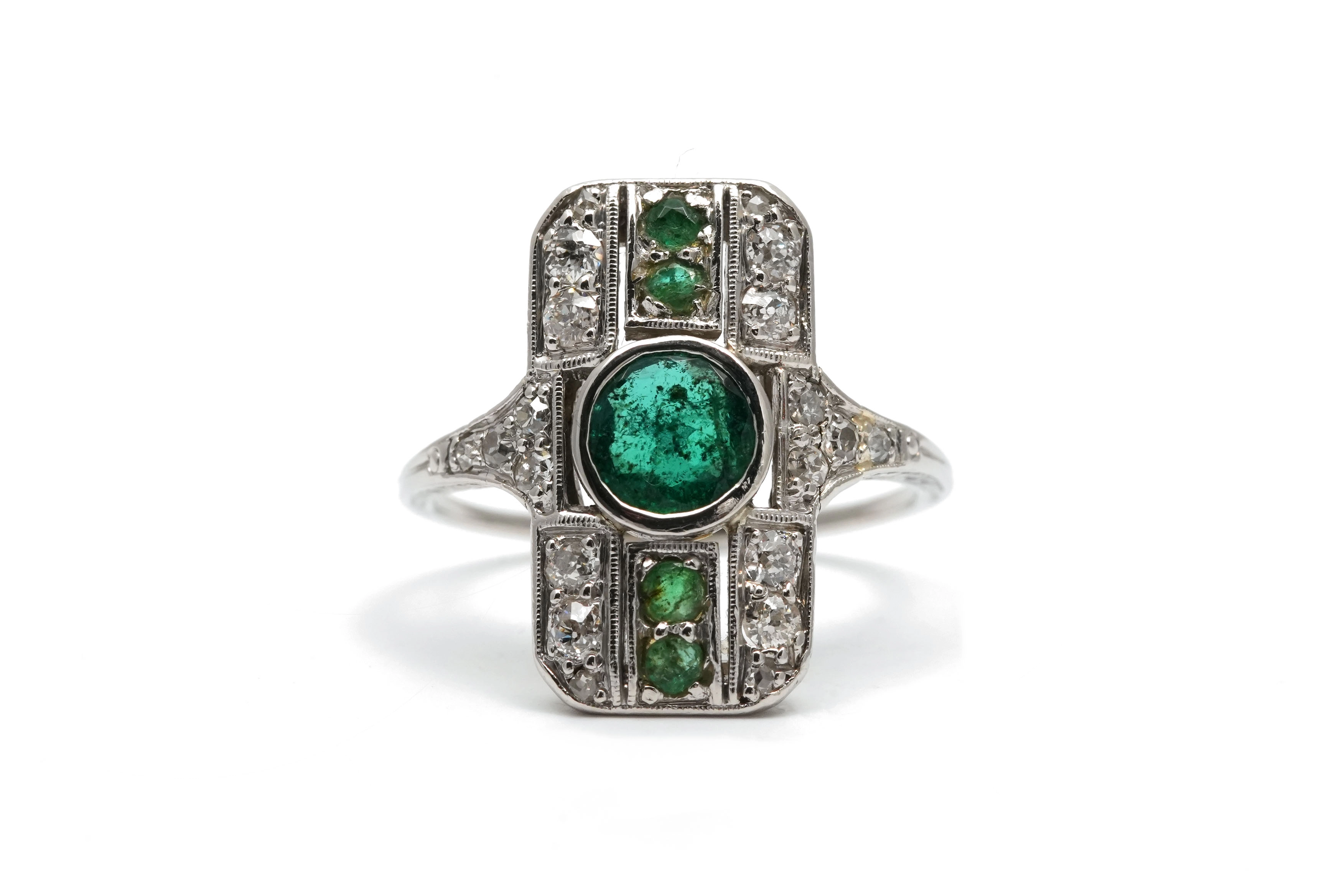 Bague Art Déco en or blanc 18 carats sertie d'émeraudes, de diamants taille "Old cut" et taille "8/8"