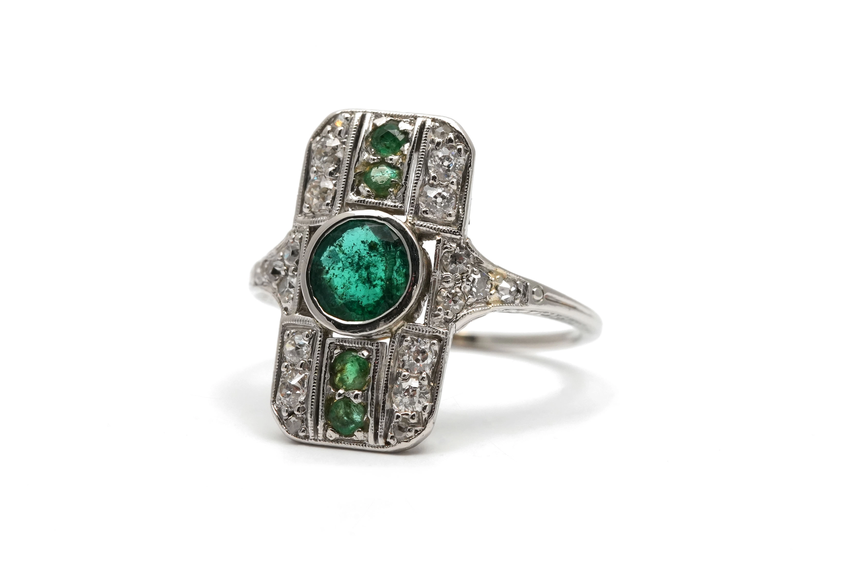 Bague Art Déco en or blanc 18 carats sertie d'émeraudes, de diamants taille "Old cut" et taille "8/8"