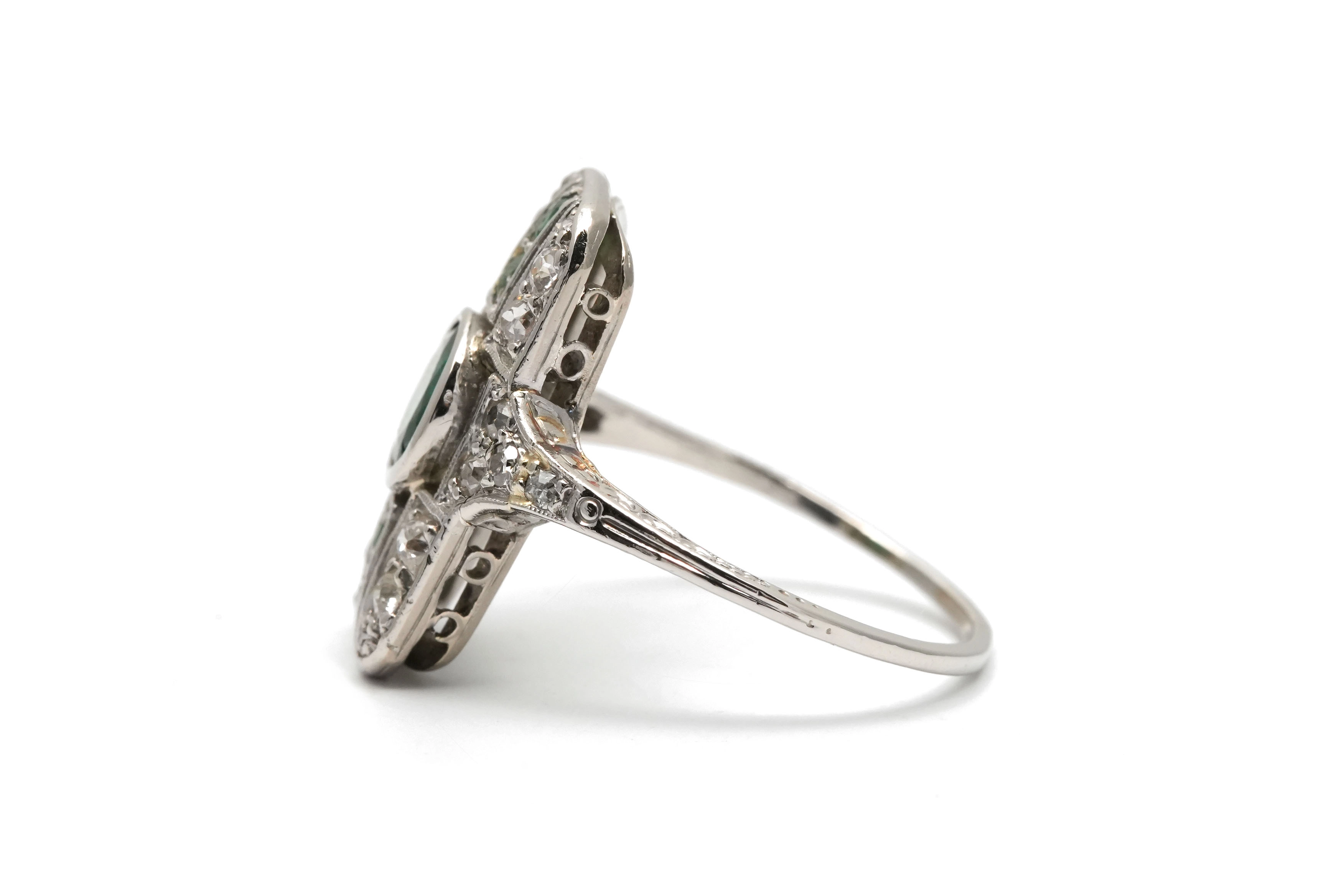 Bague Art Déco en or blanc 18 carats sertie d'émeraudes, de diamants taille "Old cut" et taille "8/8"