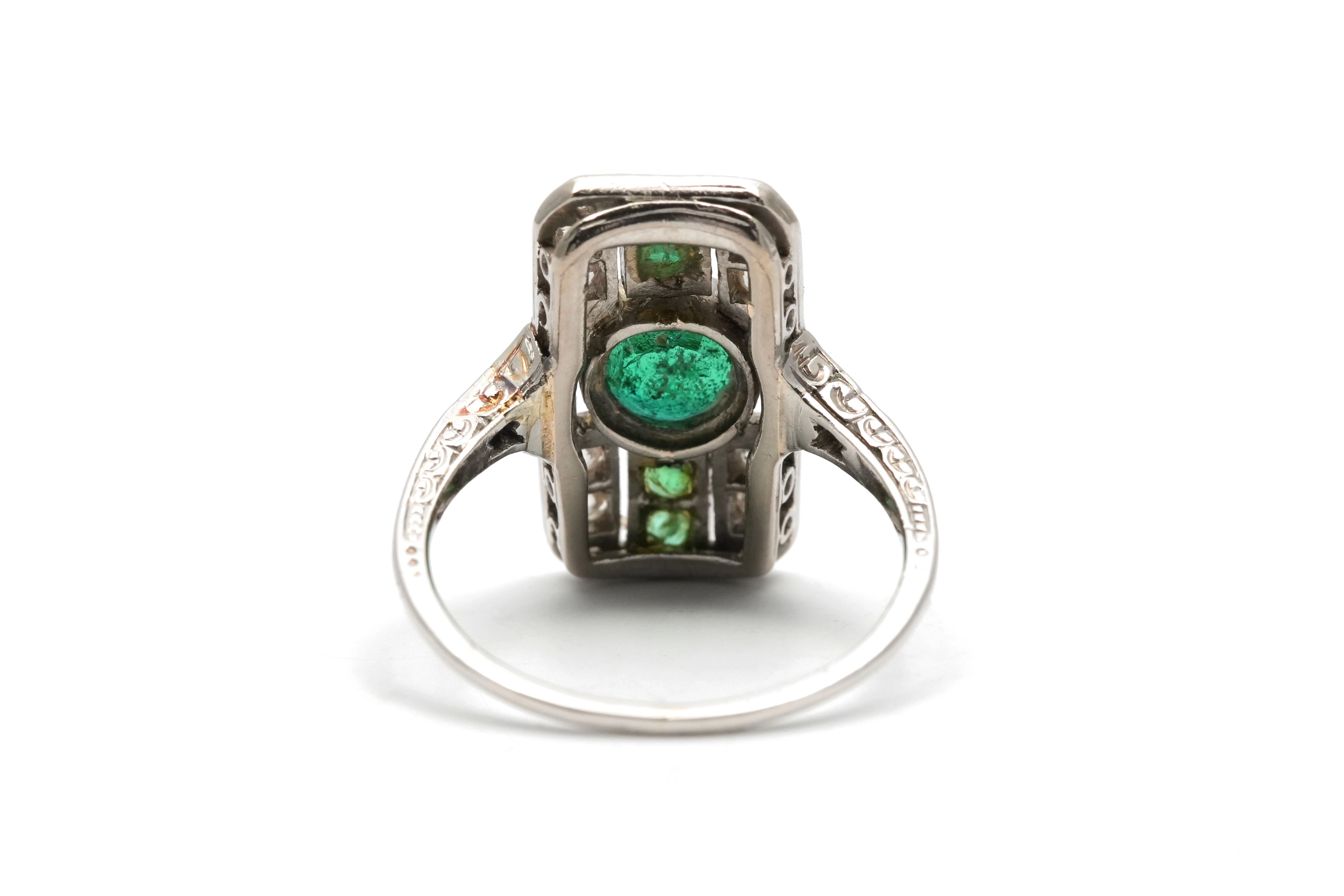 Bague Art Déco en or blanc 18 carats sertie d'émeraudes, de diamants taille "Old cut" et taille "8/8"