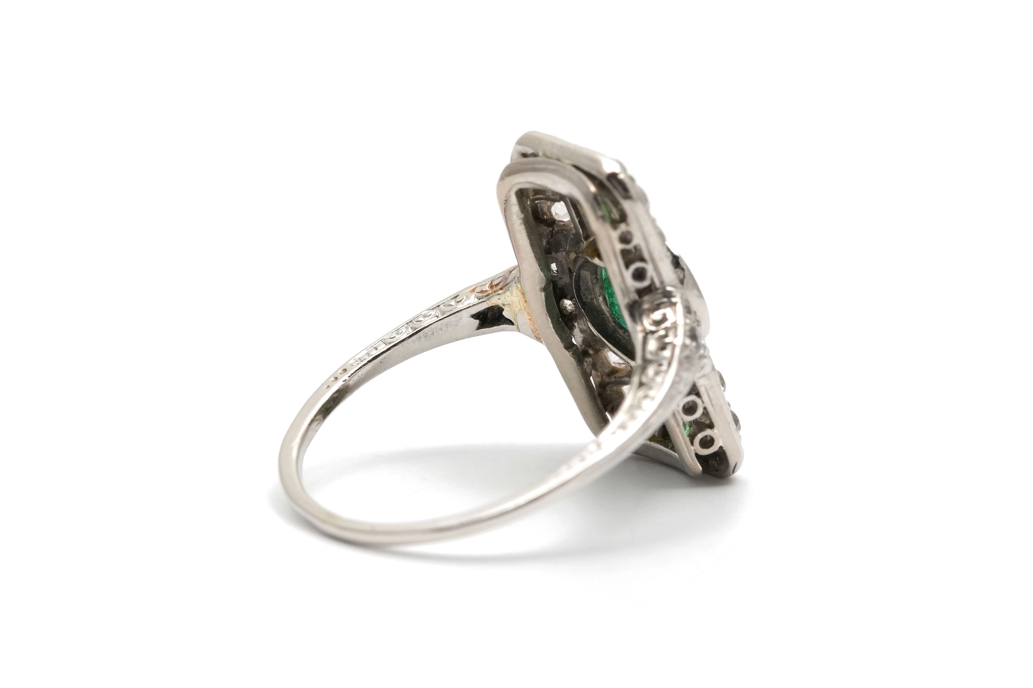 Bague Art Déco en or blanc 18 carats sertie d'émeraudes, de diamants taille "Old cut" et taille "8/8"