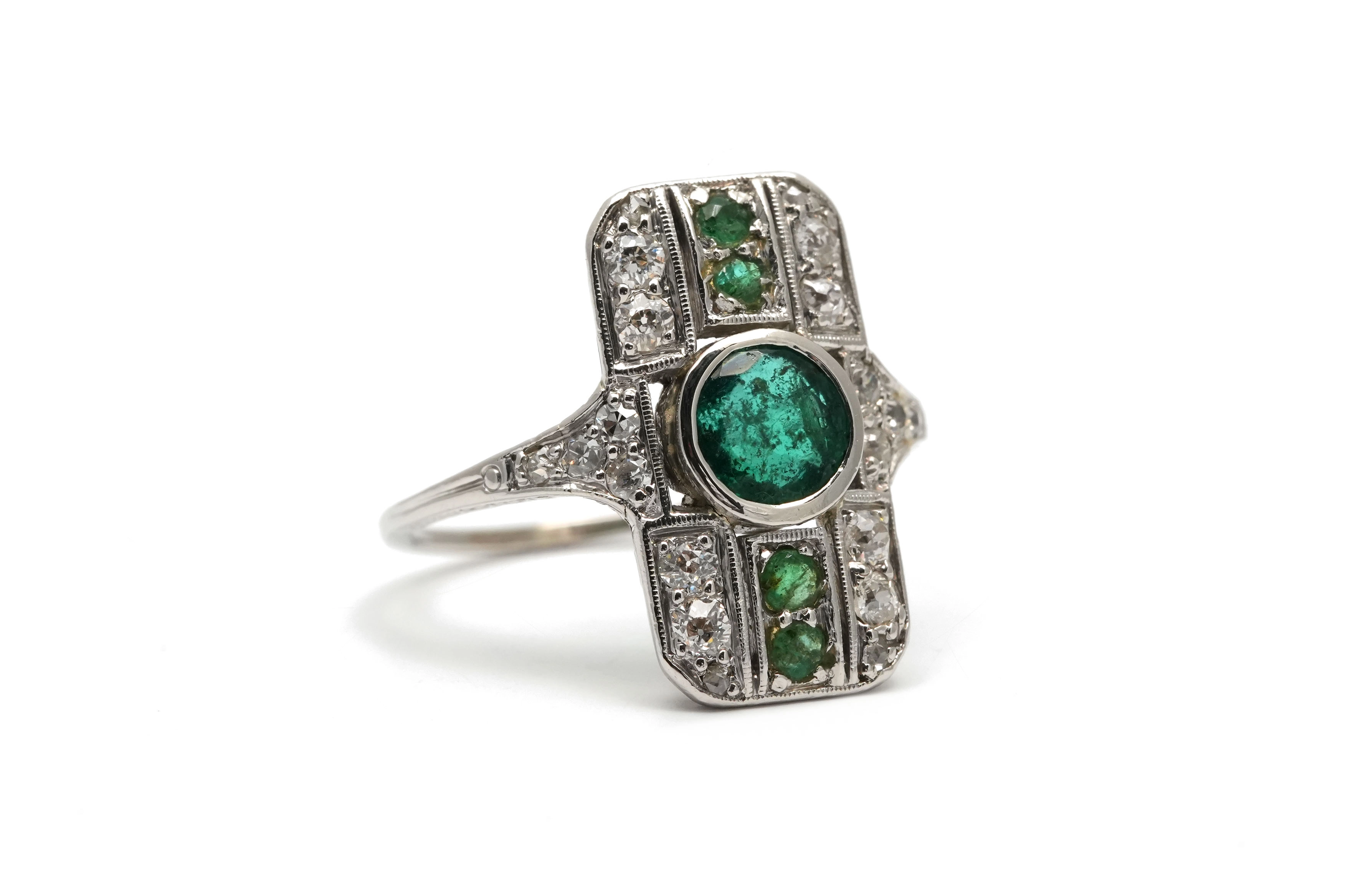 Bague Art Déco en or blanc 18 carats sertie d'émeraudes, de diamants taille "Old cut" et taille "8/8"