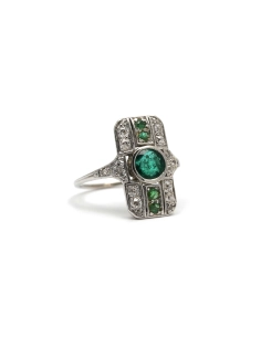 Bague Art Déco en or blanc 18 carats sertie d'émeraudes, de diamants taille "Old cut" et taille "8/8"