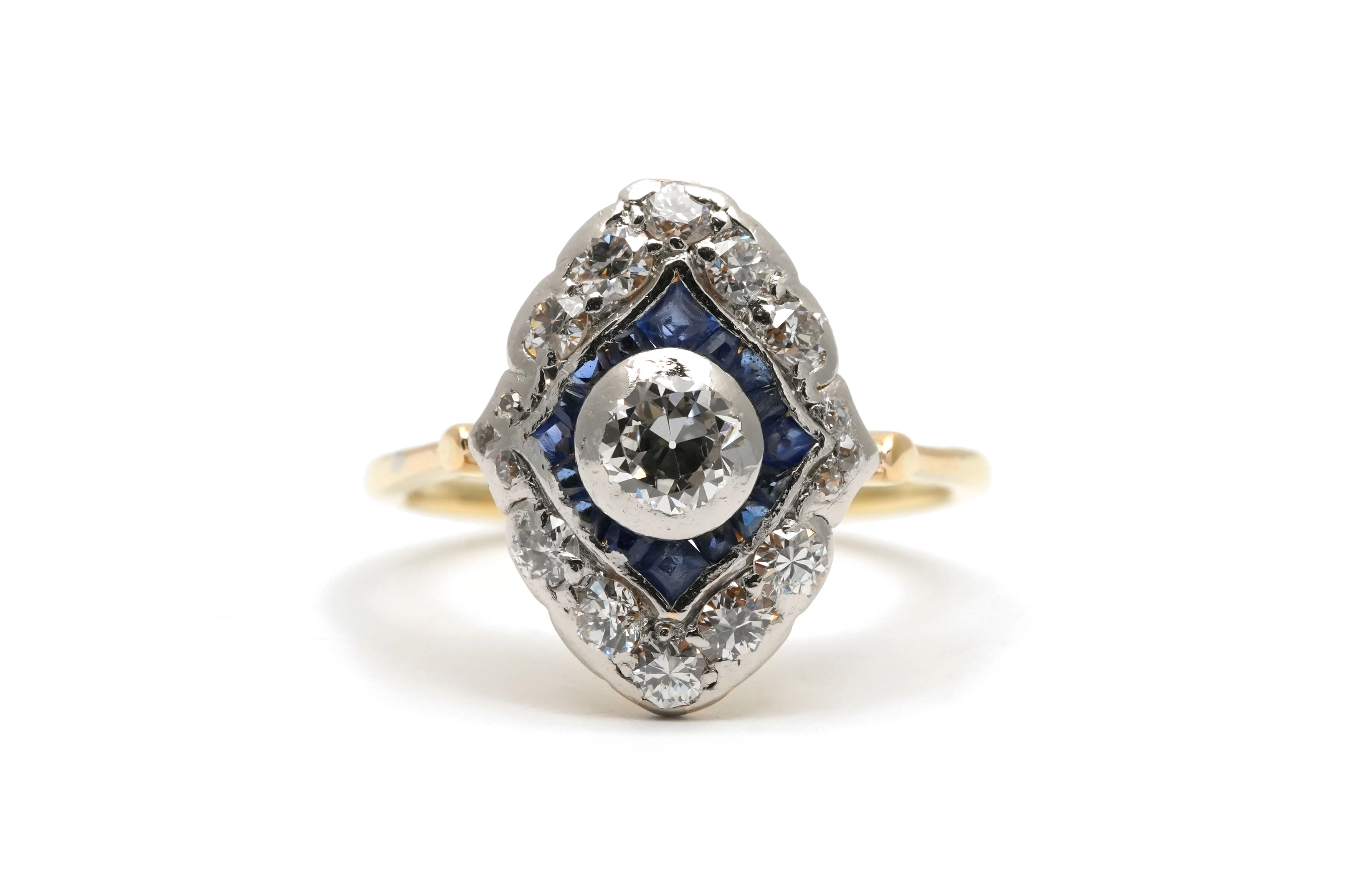 Bague Art Déco en or jaune et blanc 18 carats sertie d'un diamant taille "Old cut", taille "brillant" (+-0.30 ct) et de saphirs