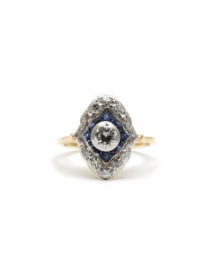 Bague Art Déco en or jaune et blanc 18 carats sertie d'un diamant taille "Old cut", taille "brillant" (+-0.30 ct) et de saphirs