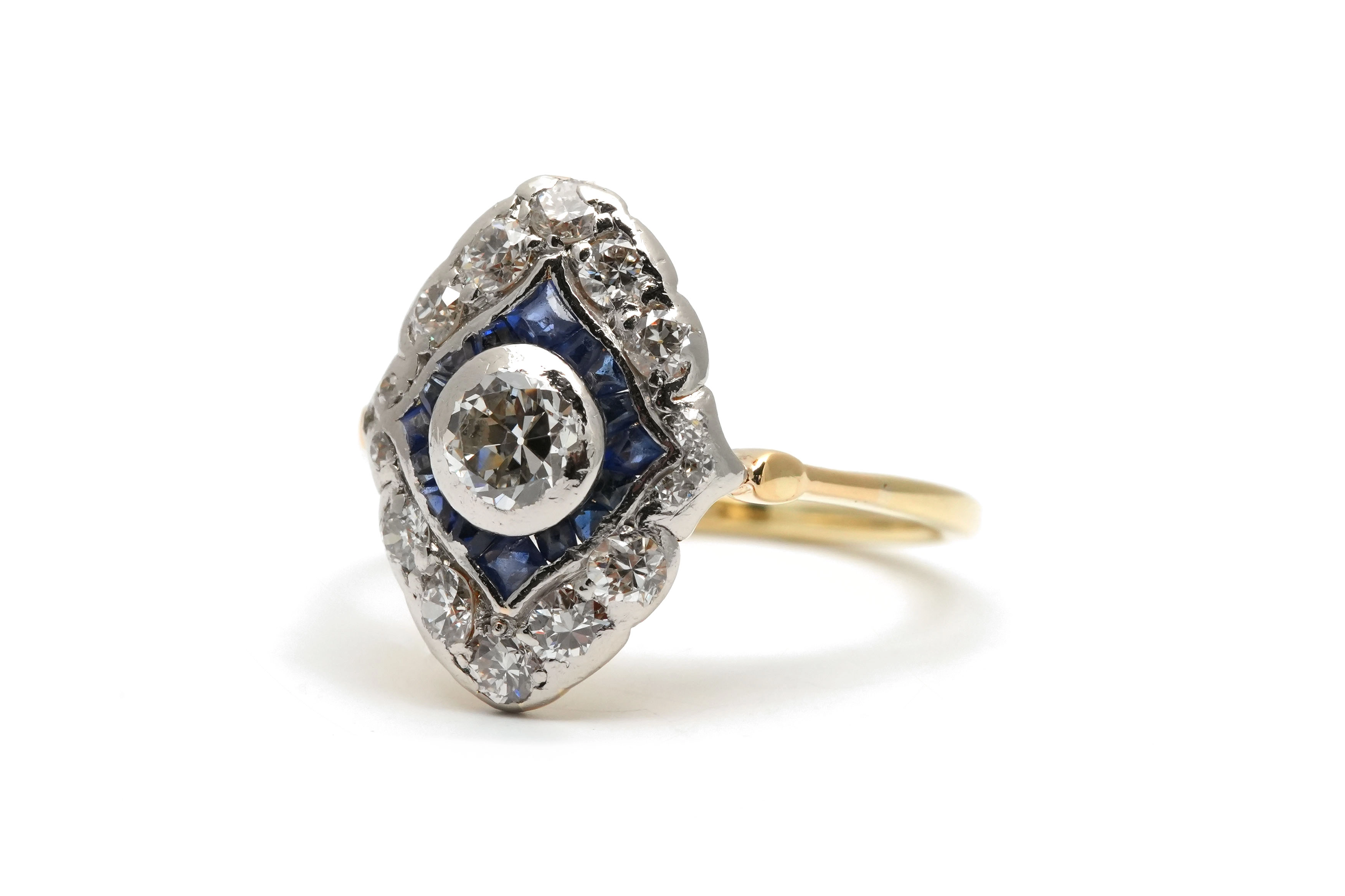 Bague Art Déco en or jaune et blanc 18 carats sertie d'un diamant taille "Old cut", taille "brillant" (+-0.30 ct) et de saphirs