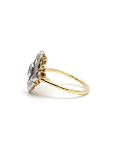 Bague Art Déco en or jaune et blanc 18 carats sertie d'un diamant taille "Old cut", taille "brillant" (+-0.30 ct) et de saphirs