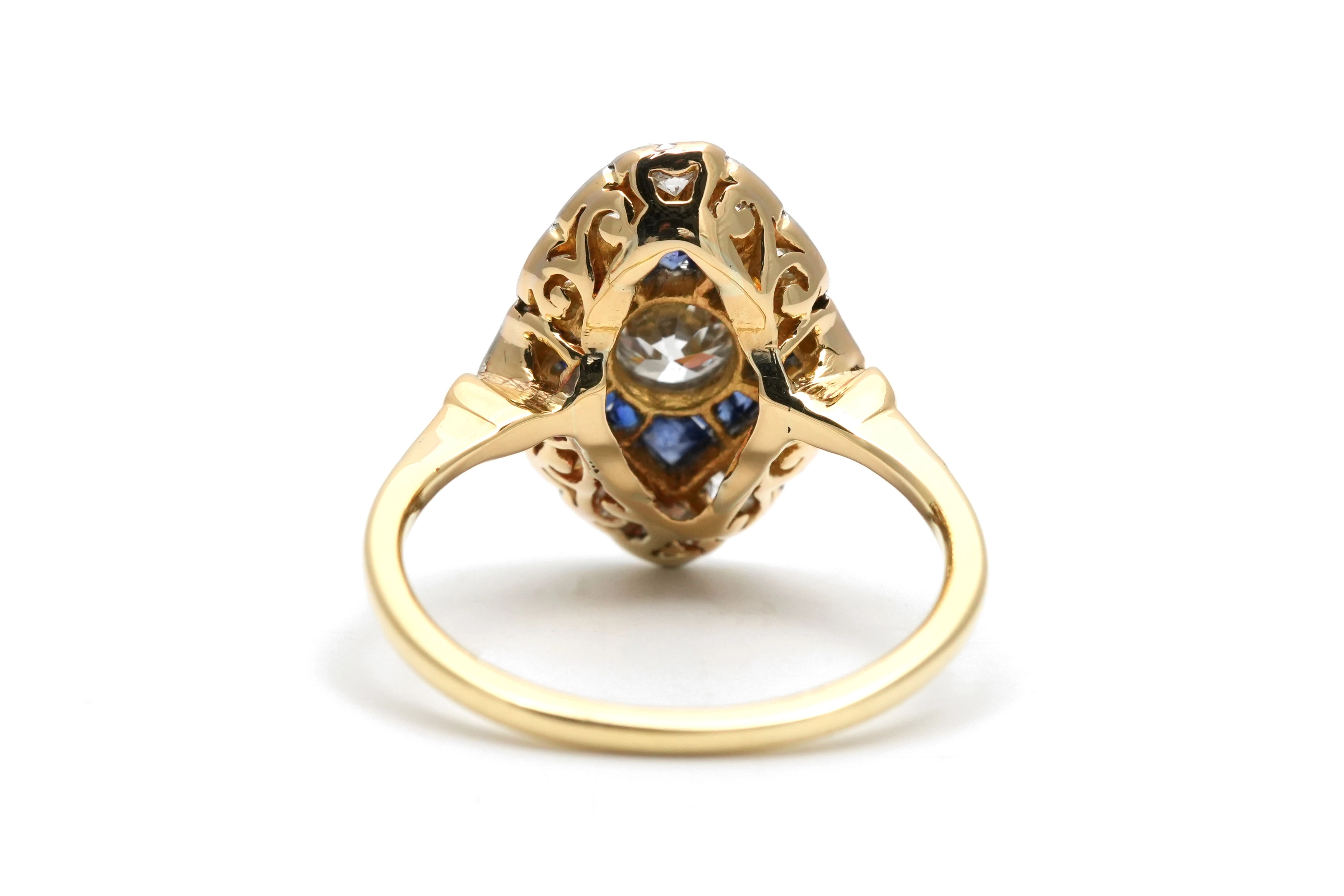 Bague Art Déco en or jaune et blanc 18 carats sertie d'un diamant taille "Old cut", taille "brillant" (+-0.30 ct) et de saphirs