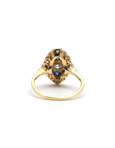 Bague Art Déco en or jaune et blanc 18 carats sertie d'un diamant taille "Old cut", taille "brillant" (+-0.30 ct) et de saphirs