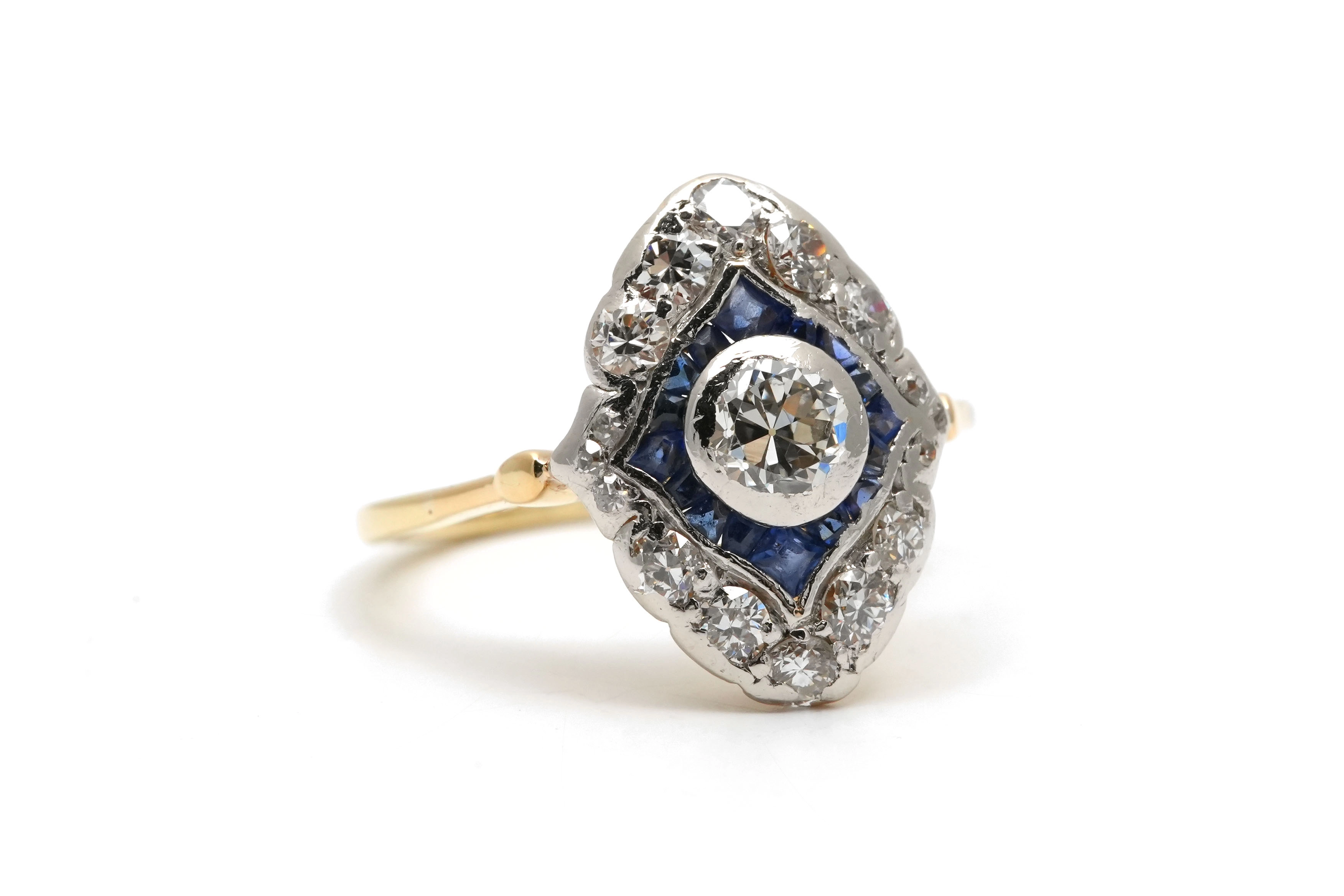 Bague Art Déco en or jaune et blanc 18 carats sertie d'un diamant taille "Old cut", taille "brillant" (+-0.30 ct) et de saphirs