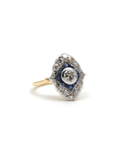 Bague Art Déco en or jaune et blanc 18 carats sertie d'un diamant taille "Old cut", taille "brillant" (+-0.30 ct) et de saphirs