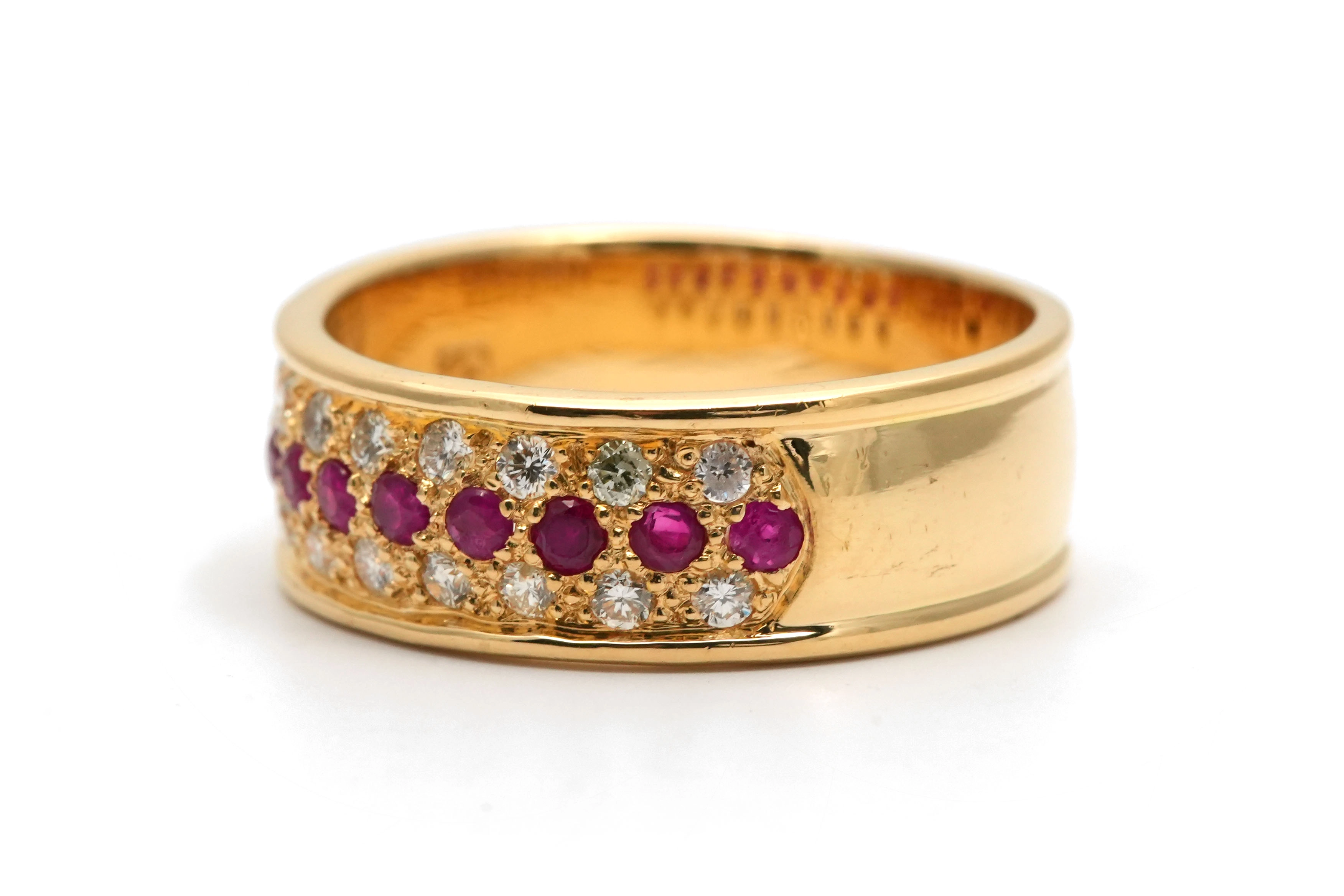 Bague contemporaine en or jaune 18 carats sertie de rubis et de diamants taille "brillant" (+-0.18 ct)