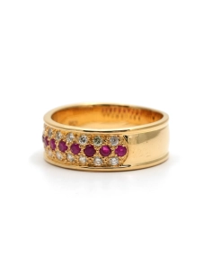 Bague contemporaine en or jaune 18 carats sertie de rubis et de diamants taille "brillant" (+-0.18 ct)