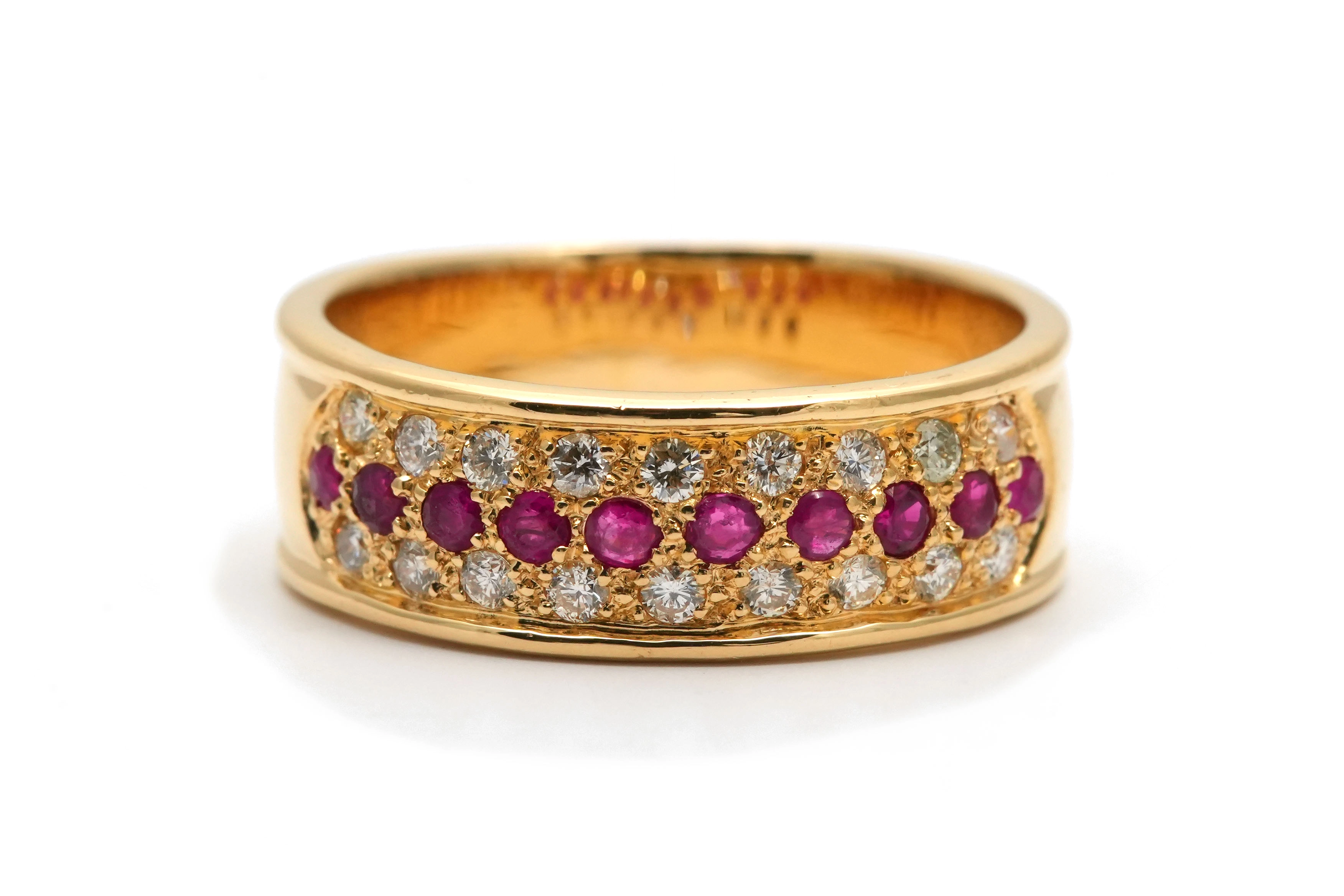 Bague contemporaine en or jaune 18 carats sertie de rubis et de diamants taille "brillant" (+-0.18 ct)