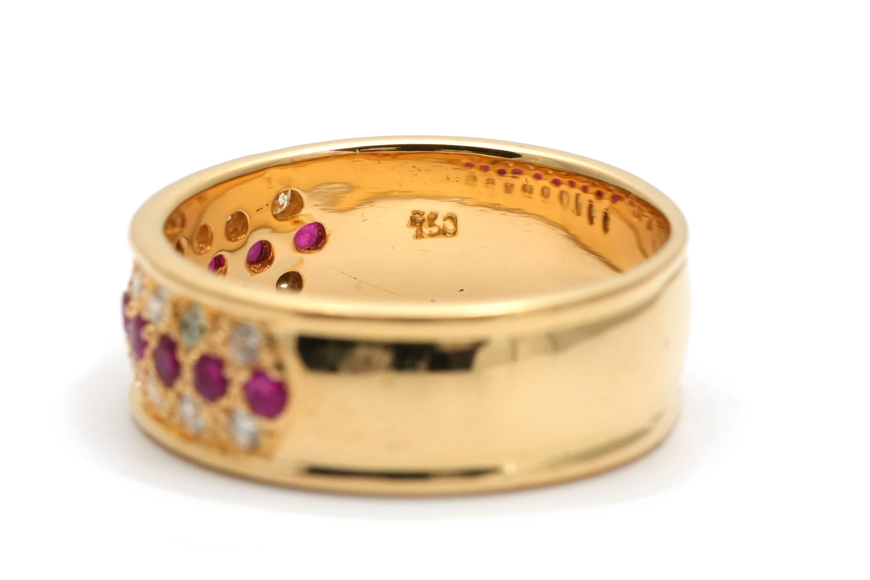 Bague contemporaine en or jaune 18 carats sertie de rubis et de diamants taille "brillant" (+-0.18 ct)