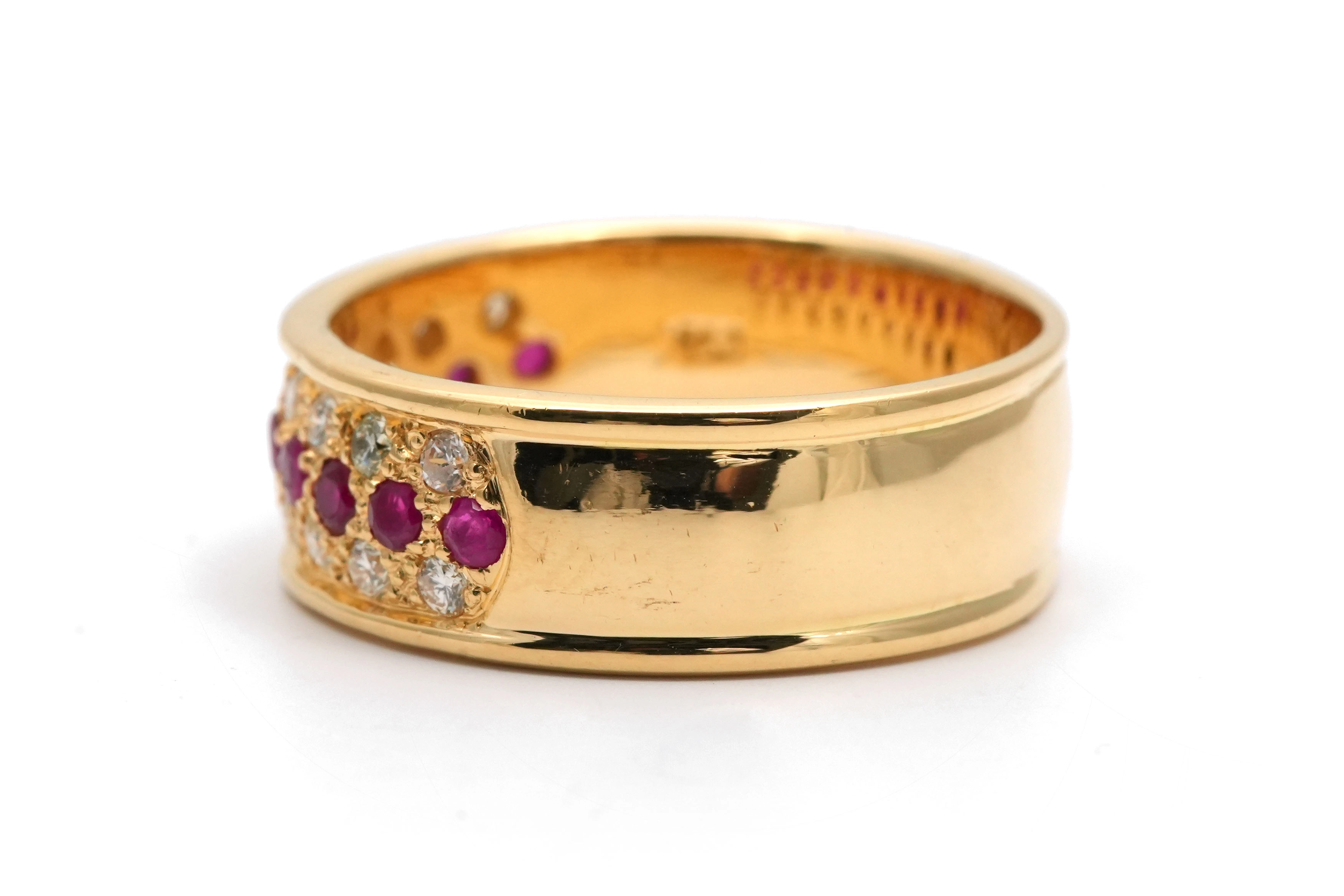 Bague contemporaine en or jaune 18 carats sertie de rubis et de diamants taille "brillant" (+-0.18 ct)