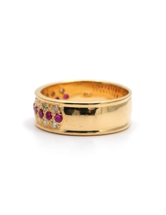 Bague contemporaine en or jaune 18 carats sertie de rubis et de diamants taille "brillant" (+-0.18 ct)
