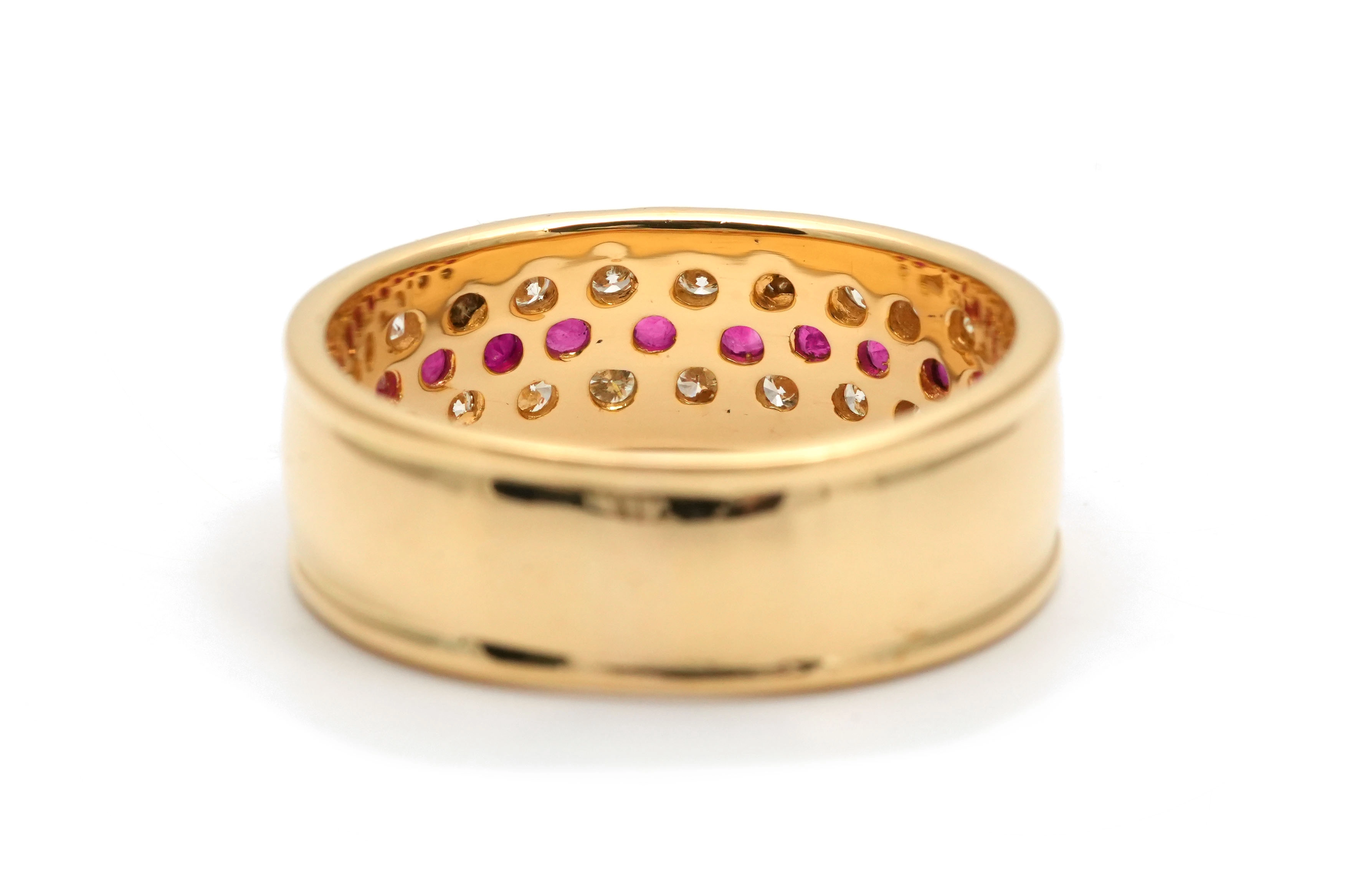 Bague contemporaine en or jaune 18 carats sertie de rubis et de diamants taille "brillant" (+-0.18 ct)