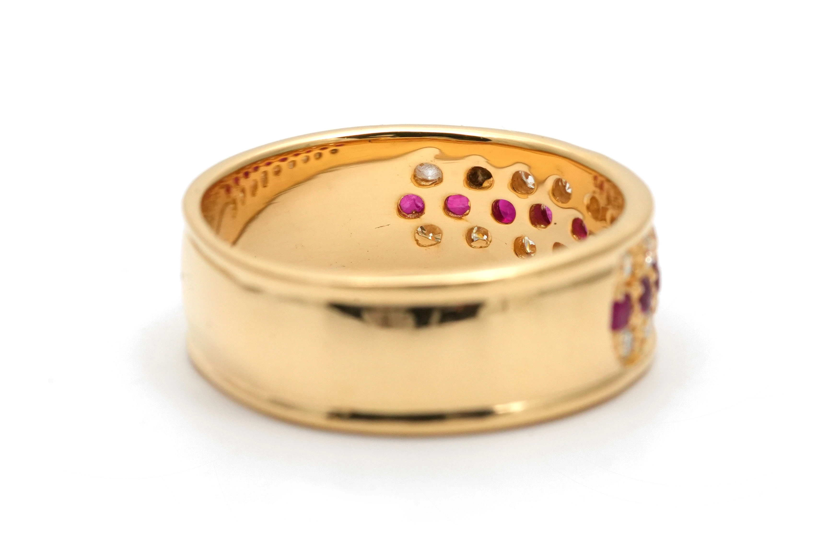 Bague contemporaine en or jaune 18 carats sertie de rubis et de diamants taille "brillant" (+-0.18 ct)