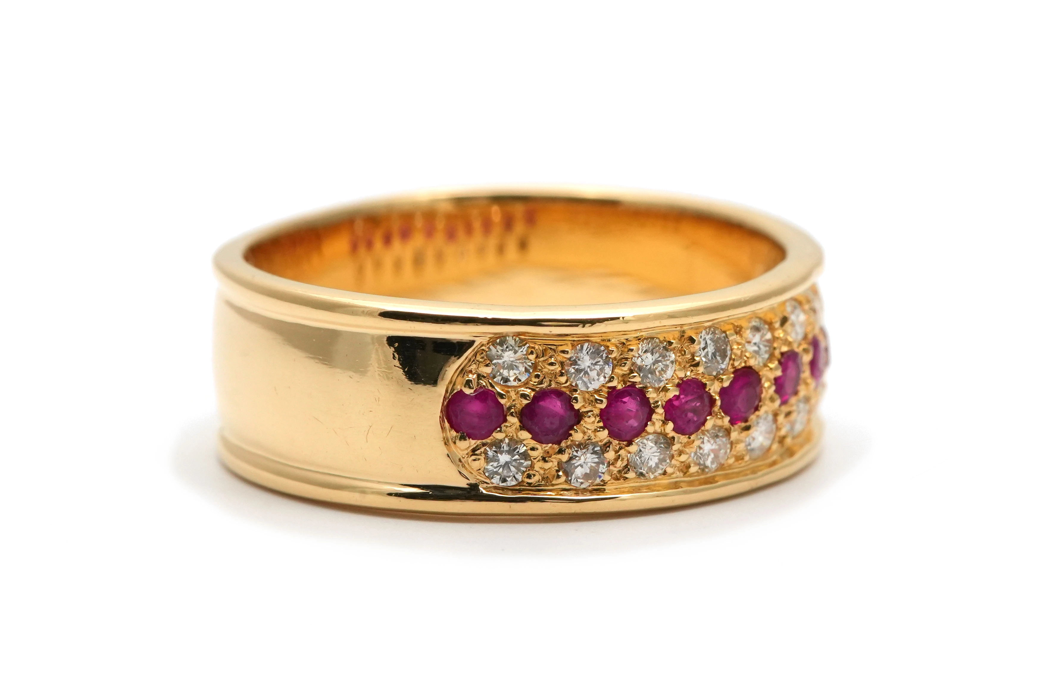 Bague contemporaine en or jaune 18 carats sertie de rubis et de diamants taille "brillant" (+-0.18 ct)