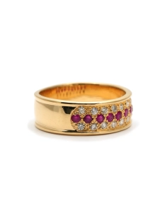 Bague contemporaine en or jaune 18 carats sertie de rubis et de diamants taille "brillant" (+-0.18 ct)
