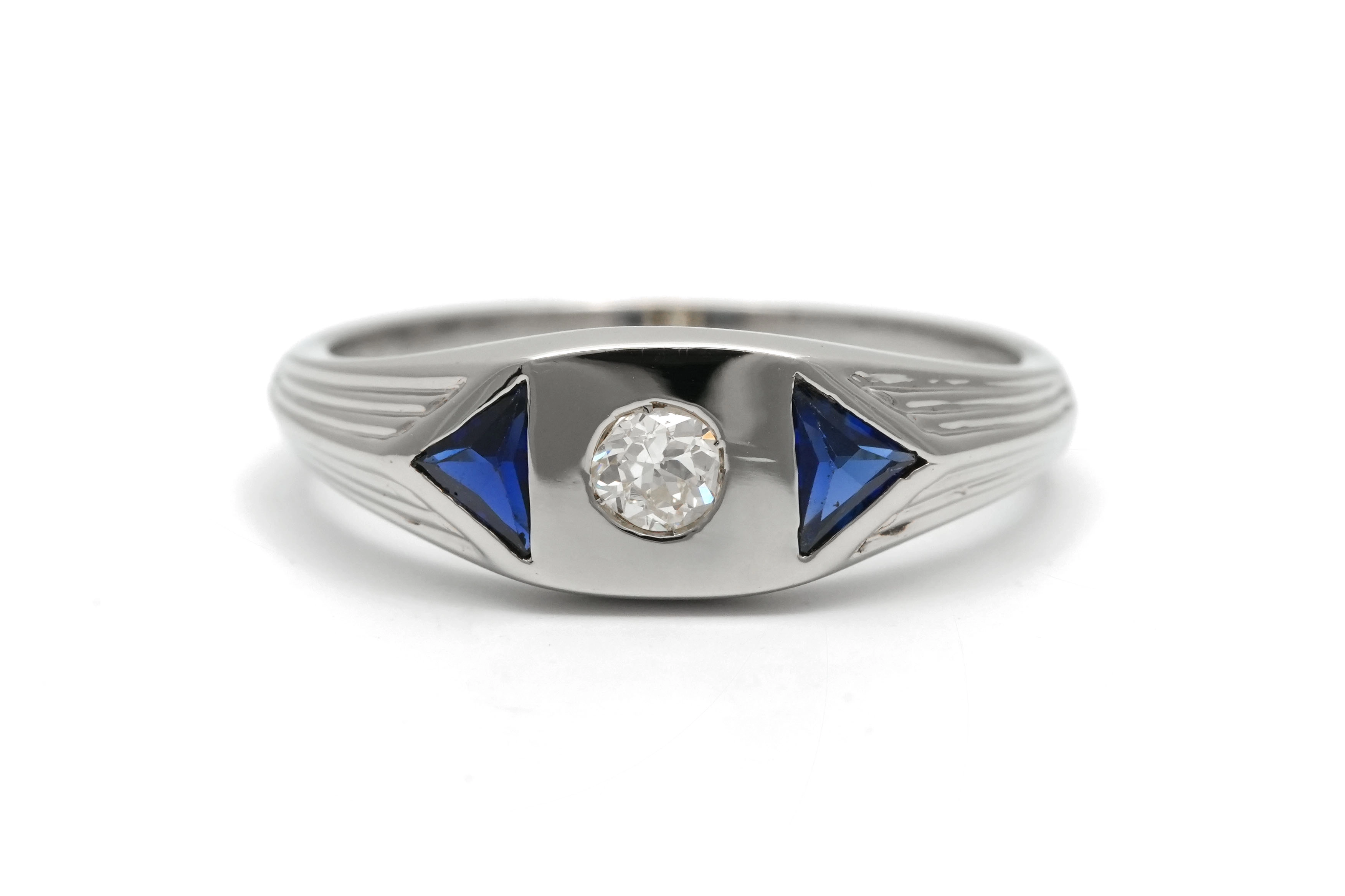 Bague Art Déco en or blanc 18 carats sertie d'un diamant taille "brillant" (+-0.10 ct) et de saphirs de synthèse
