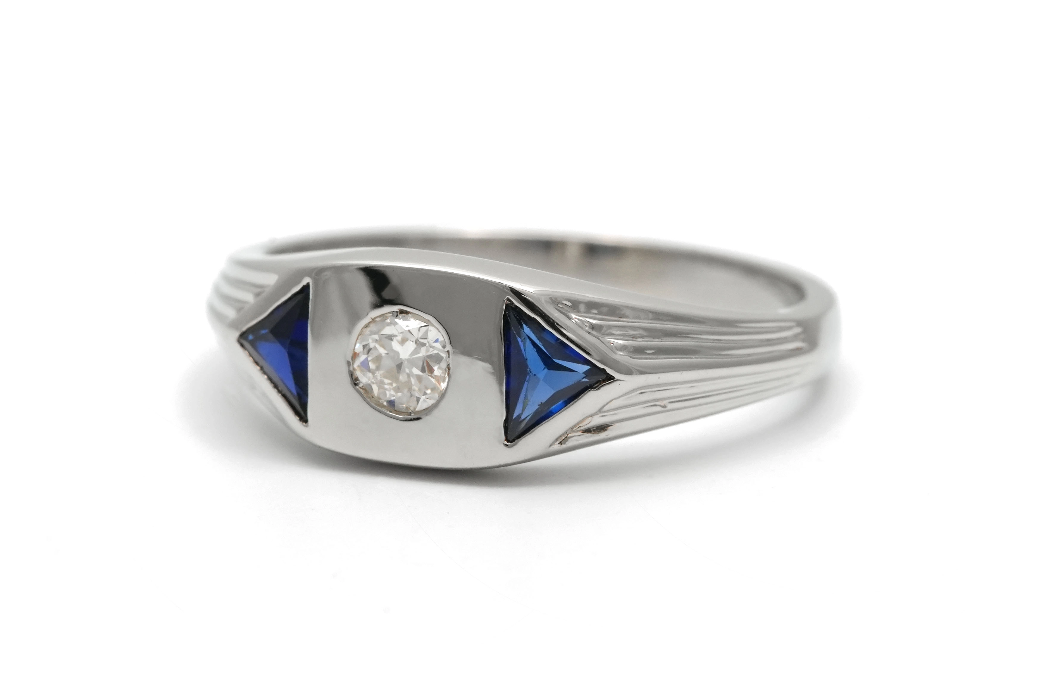 Bague Art Déco en or blanc 18 carats sertie d'un diamant taille "brillant" (+-0.10 ct) et de saphirs de synthèse