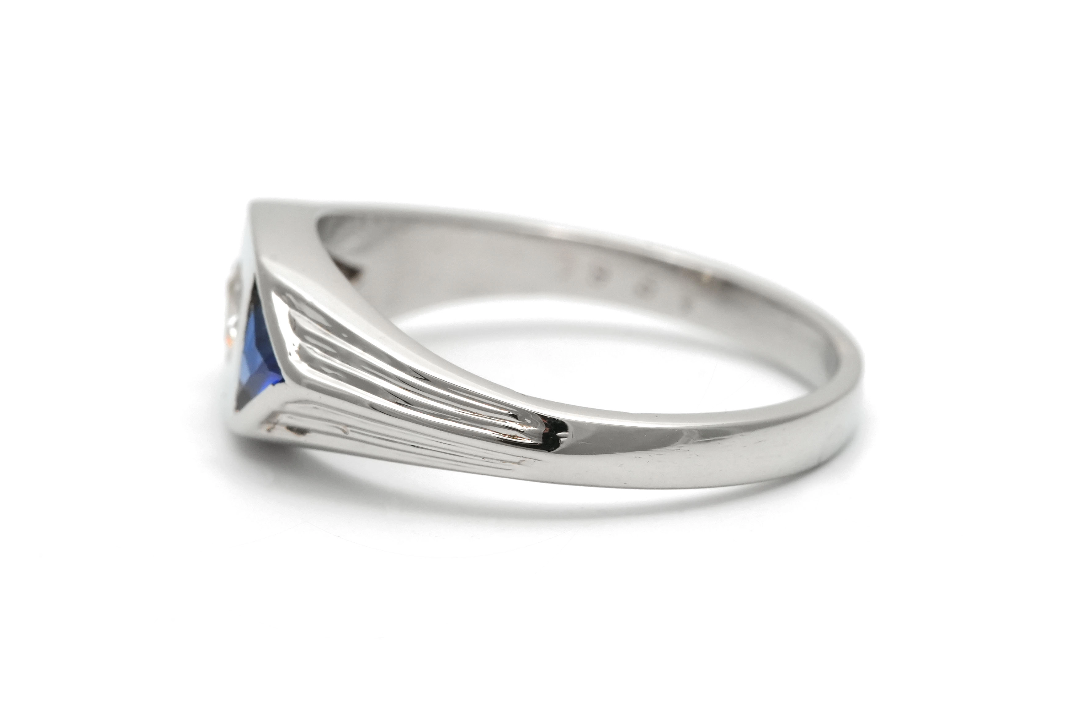 Bague Art Déco en or blanc 18 carats sertie d'un diamant taille "brillant" (+-0.10 ct) et de saphirs de synthèse