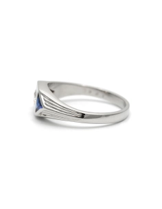 Bague Art Déco en or blanc 18 carats sertie d'un diamant taille "brillant" (+-0.10 ct) et de saphirs de synthèse