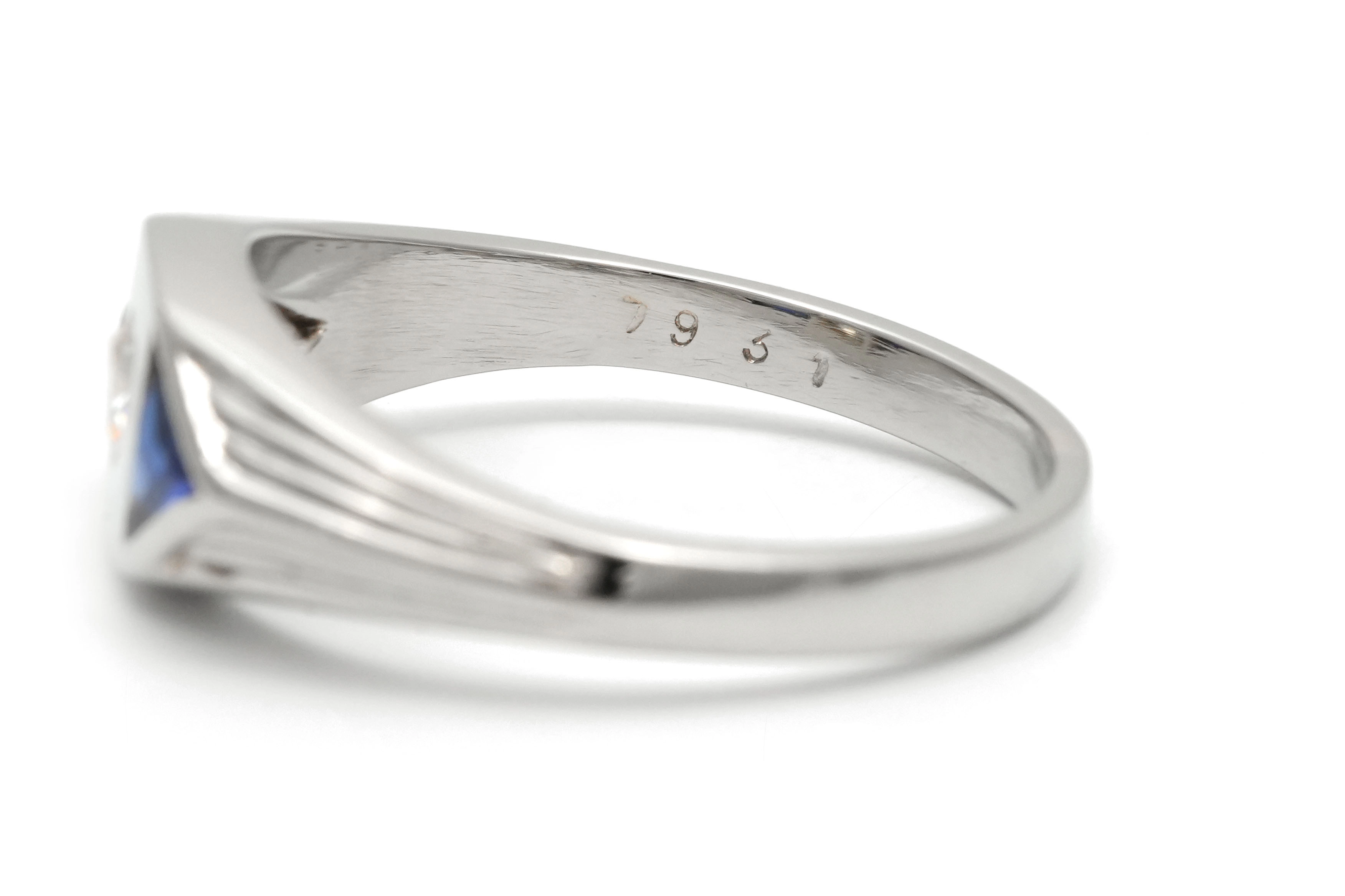 Bague Art Déco en or blanc 18 carats sertie d'un diamant taille "brillant" (+-0.10 ct) et de saphirs de synthèse