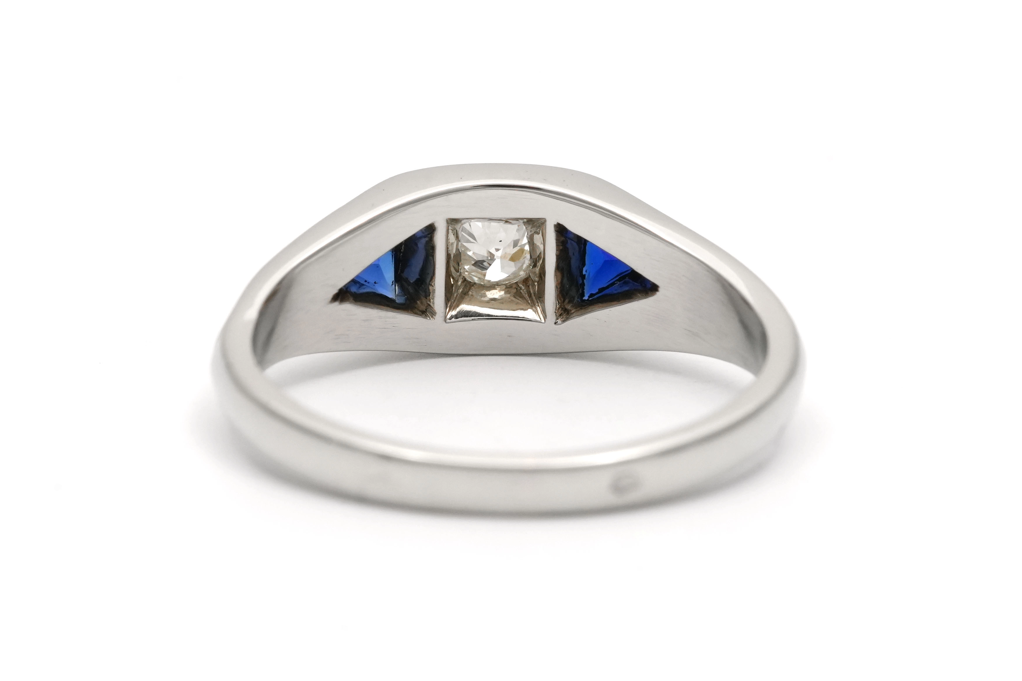 Bague Art Déco en or blanc 18 carats sertie d'un diamant taille "brillant" (+-0.10 ct) et de saphirs de synthèse